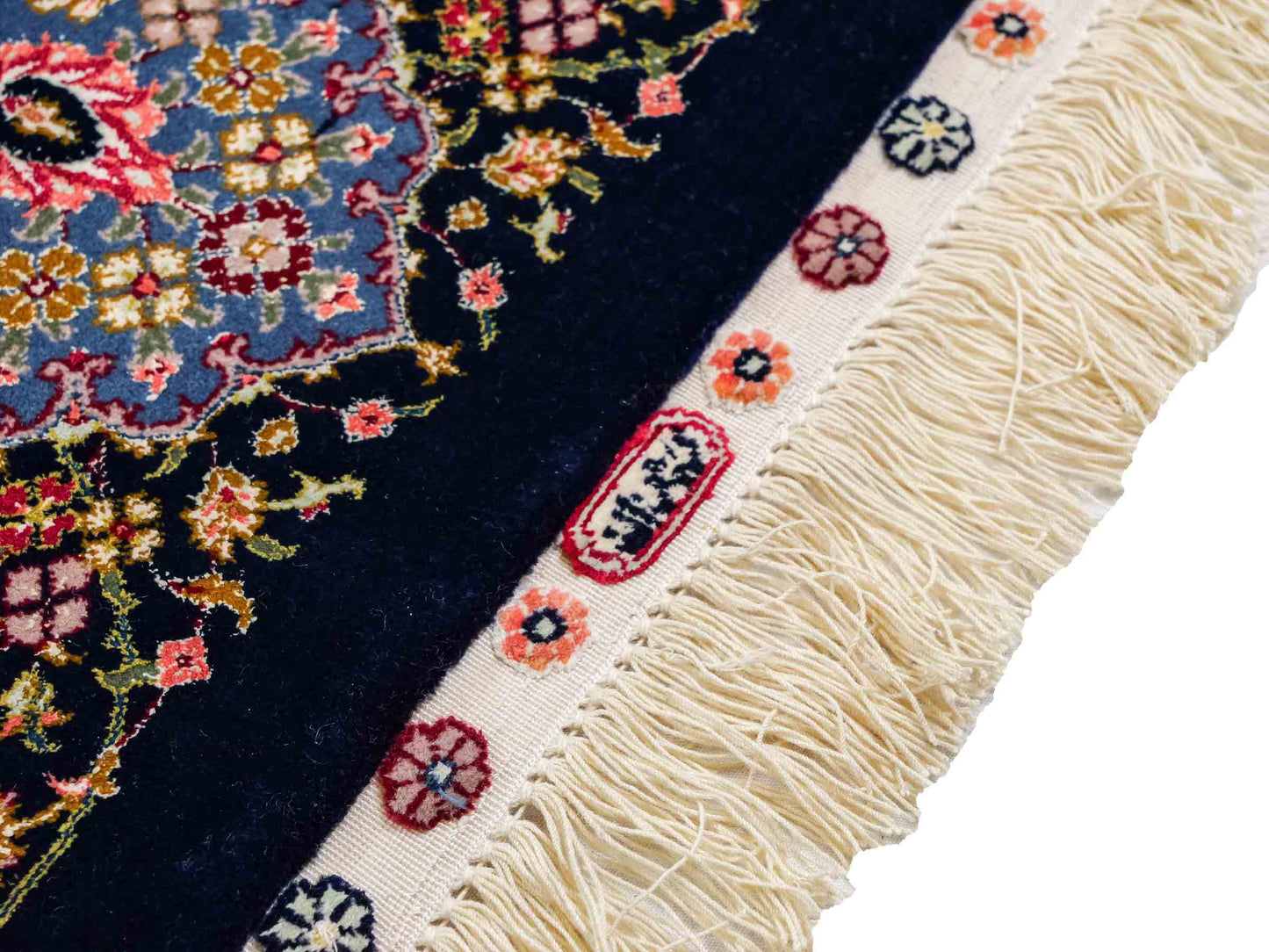 Sehr feiner, handgeknüpfter Khademi Orientteppich mit Ghom Design aus Wolle mit Seide, blau, rot. 285x207 cm. Vertrieb durch Jupiter Intl.