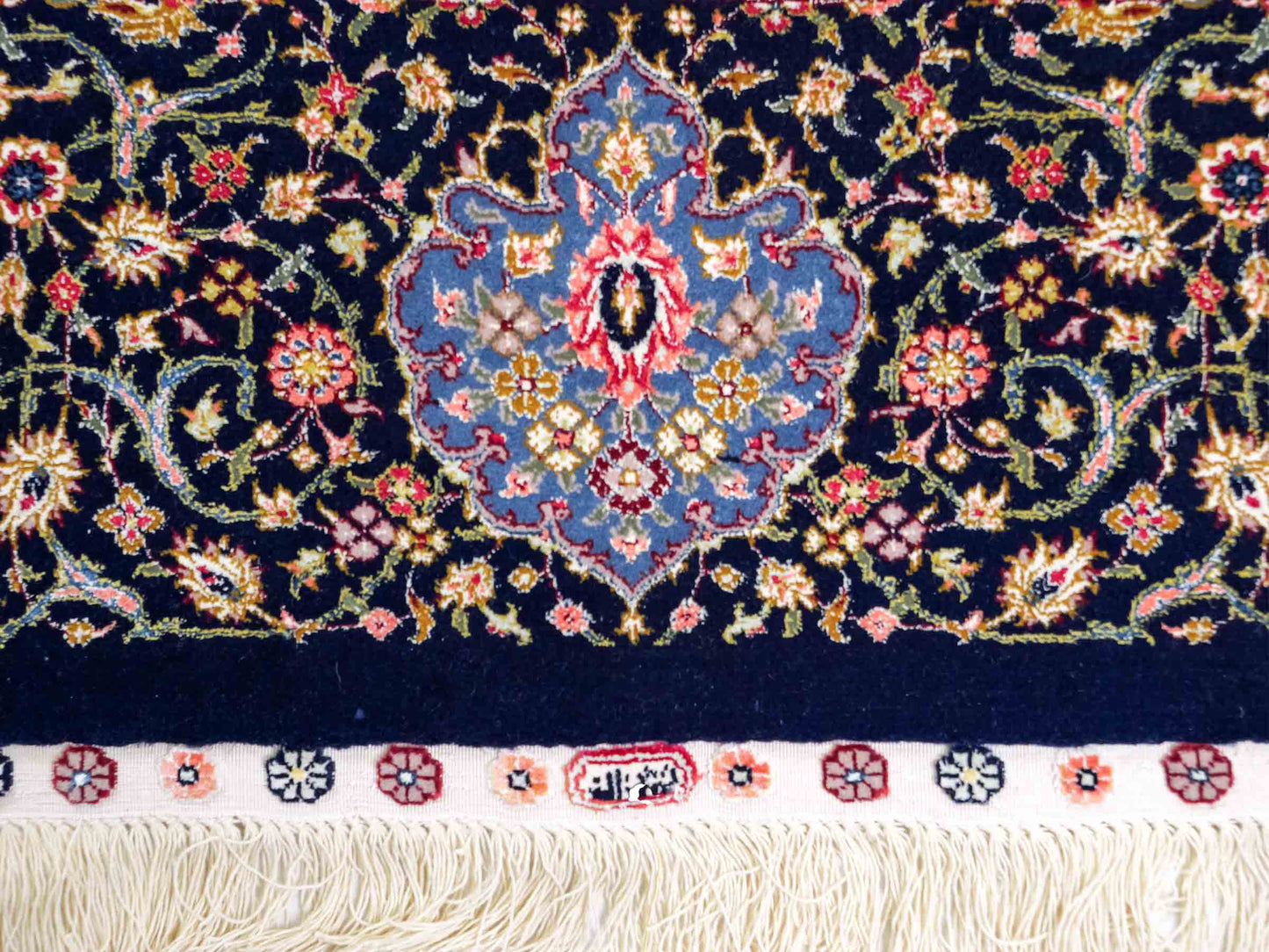 Sehr feiner, handgeknüpfter Khademi Orientteppich mit Ghom Design aus Wolle mit Seide, blau, rot. 291x207 cm. Vertrieb durch Jupiter Intl.