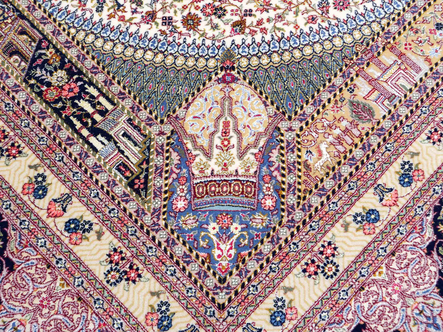 Sehr feiner, handgeknüpfter Khademi Orientteppich mit Ghom Design aus Wolle mit Seide, blau, rot. 291x207 cm. Vertrieb durch Jupiter Intl.