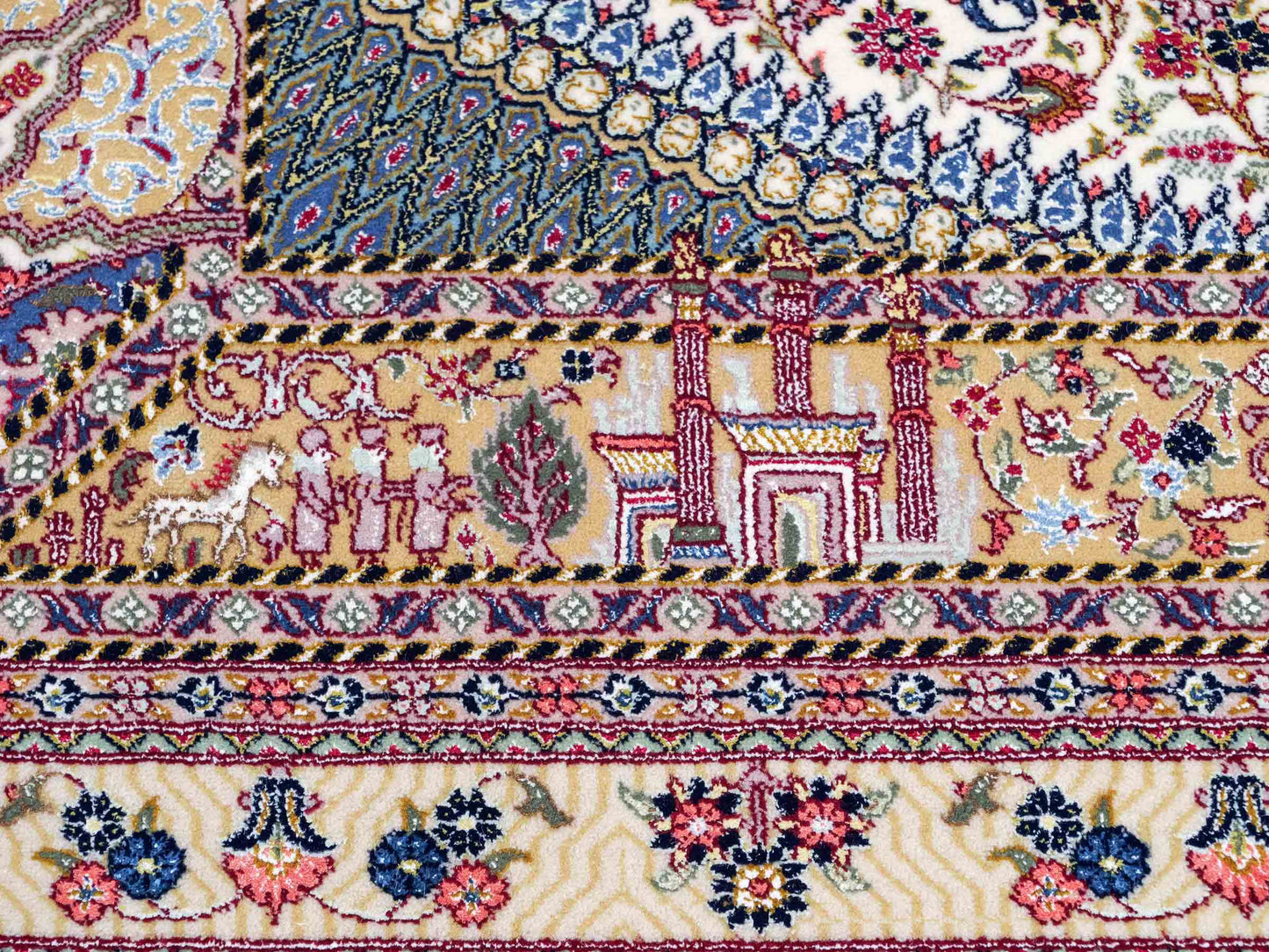 Sehr feiner, handgeknüpfter Khademi Orientteppich mit Ghom Design aus Wolle mit Seide, blau, rot. 291x207 cm. Vertrieb durch Jupiter Intl.