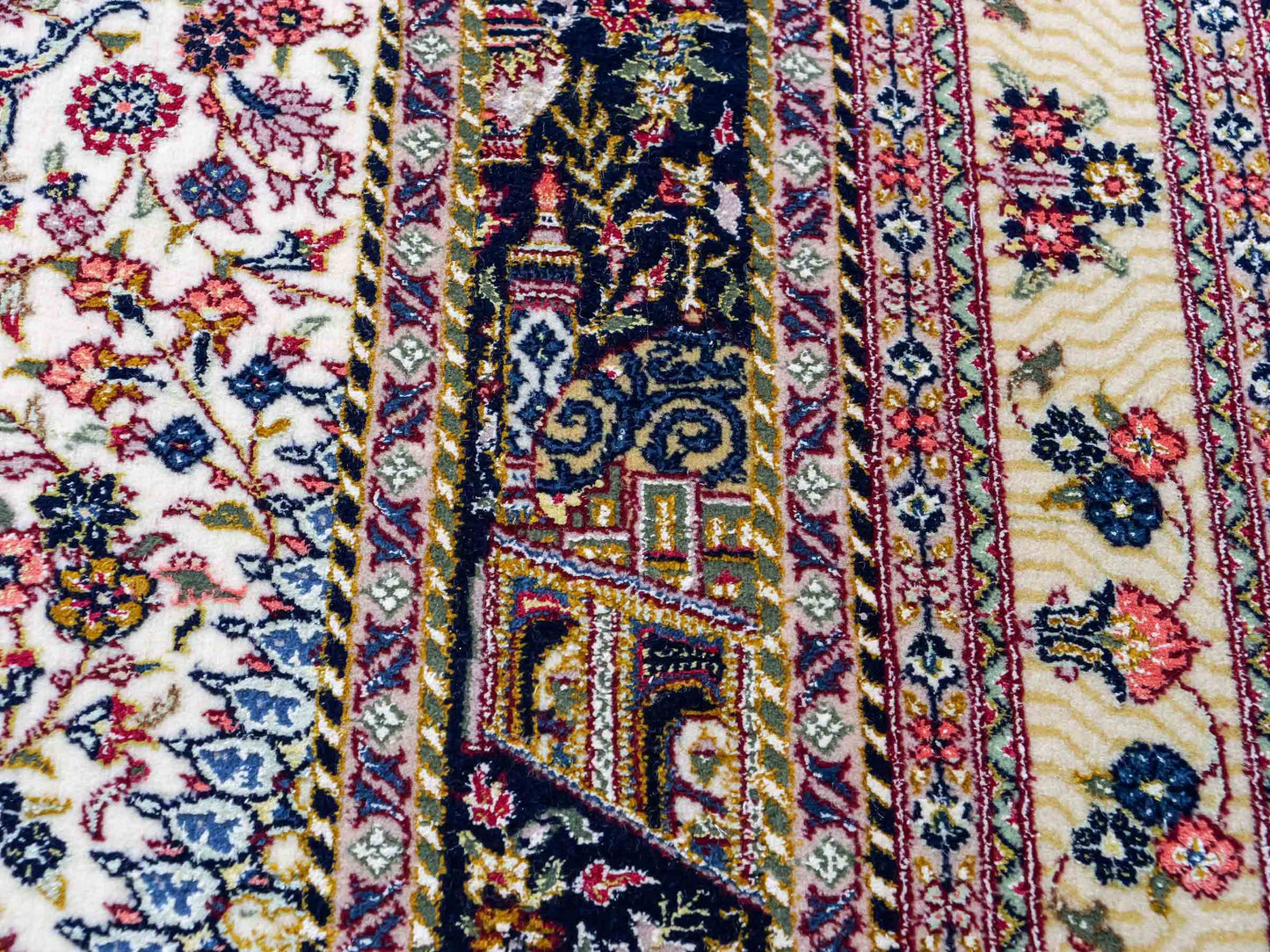 Sehr feiner, handgeknüpfter Khademi Orientteppich mit Ghom Design aus Wolle mit Seide, blau, rot. 291x207 cm. Vertrieb durch Jupiter Intl.