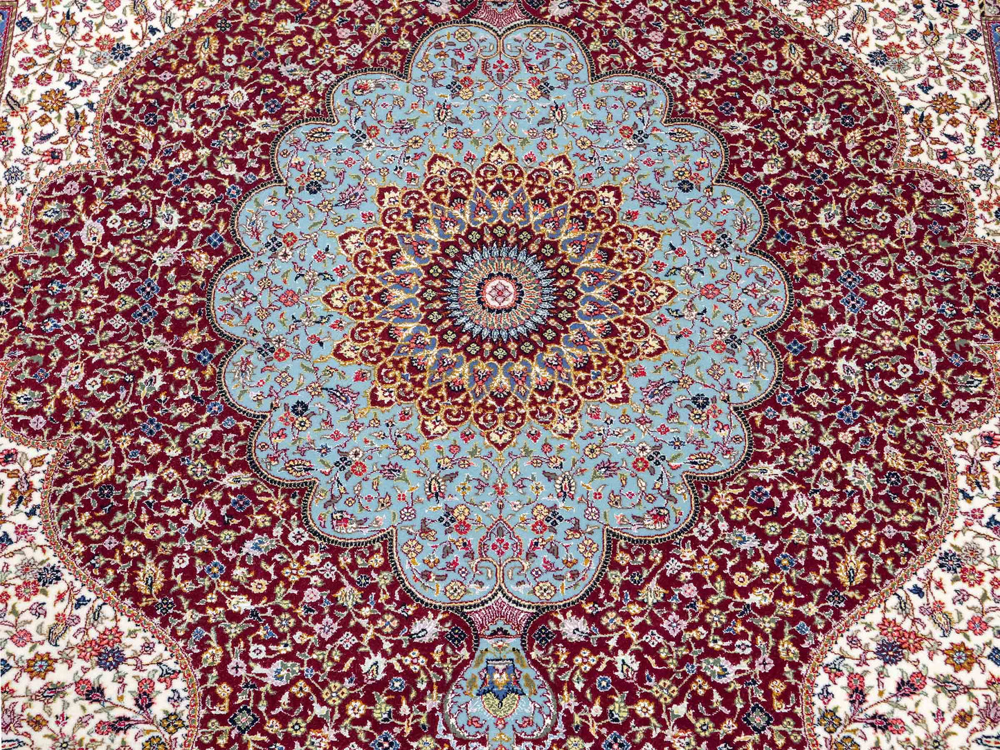 Sehr feiner, handgeknüpfter Khademi Orientteppich mit Ghom Design aus Wolle mit Seide, blau, rot. 291x207 cm. Vertrieb durch Jupiter Intl.