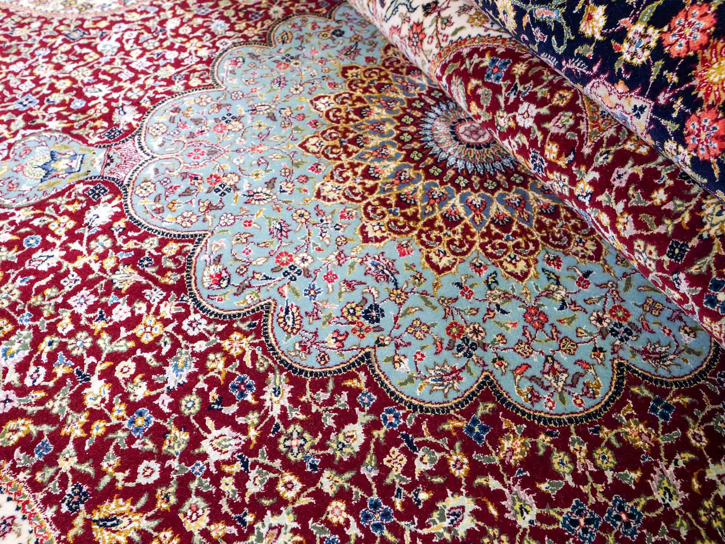 Sehr feiner, handgeknüpfter Khademi Orientteppich mit Ghom Design aus Wolle mit Seide, blau, rot. 291x207 cm. Vertrieb durch Jupiter Intl.