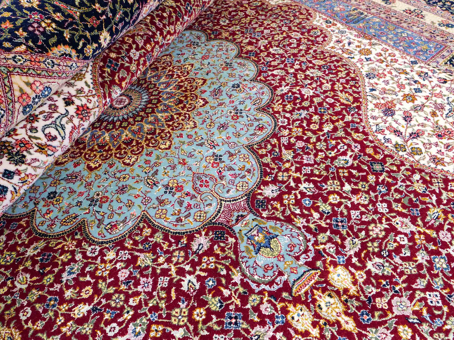 Sehr feiner, handgeknüpfter Khademi Orientteppich mit Ghom Design aus Wolle mit Seide, blau, rot. 291x207 cm. Vertrieb durch Jupiter Intl.