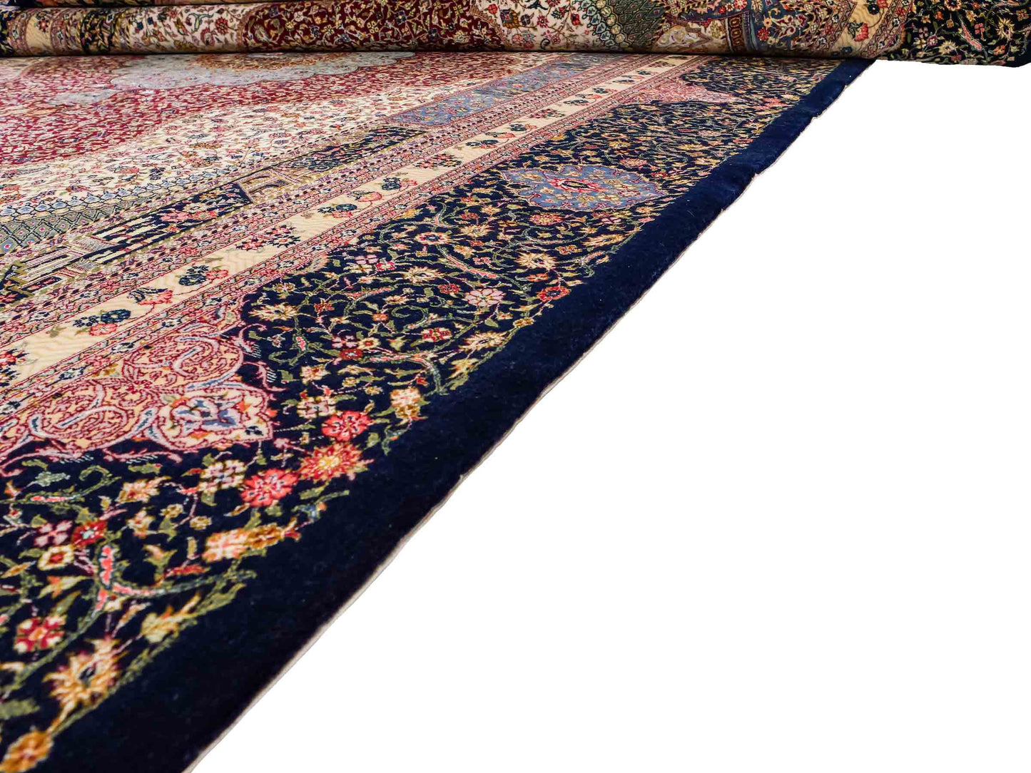 Sehr feiner, handgeknüpfter Khademi Orientteppich mit Ghom Design aus Wolle mit Seide, blau, rot. 291x207 cm. Vertrieb durch Jupiter Intl.