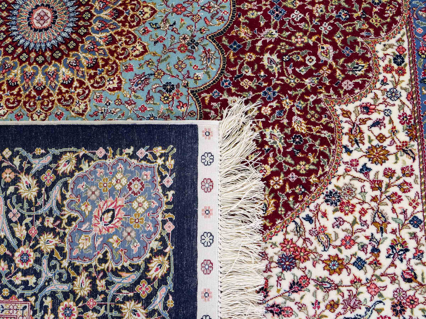 Sehr feiner, handgeknüpfter Khademi Orientteppich mit Ghom Design aus Wolle mit Seide, blau, rot. 291x207 cm. Vertrieb durch Jupiter Intl.