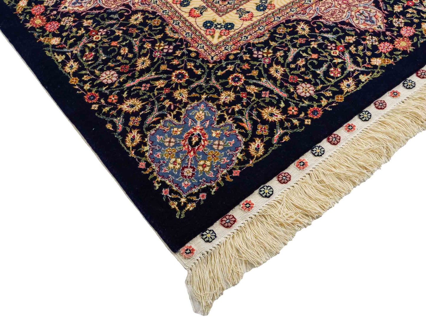 Sehr feiner, handgeknüpfter Khademi Orientteppich mit Ghom Design aus Wolle mit Seide, blau, rot. 291x207 cm. Vertrieb durch Jupiter Intl.