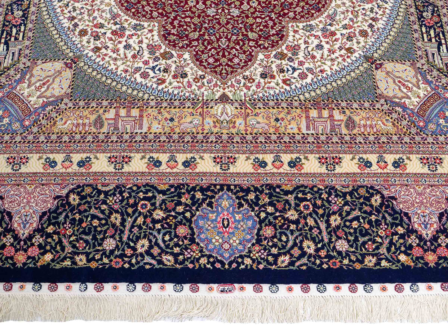 Sehr feiner, handgeknüpfter Khademi Orientteppich mit Ghom Design aus Wolle mit Seide, blau, rot. 291x207 cm. Vertrieb durch Jupiter Intl.