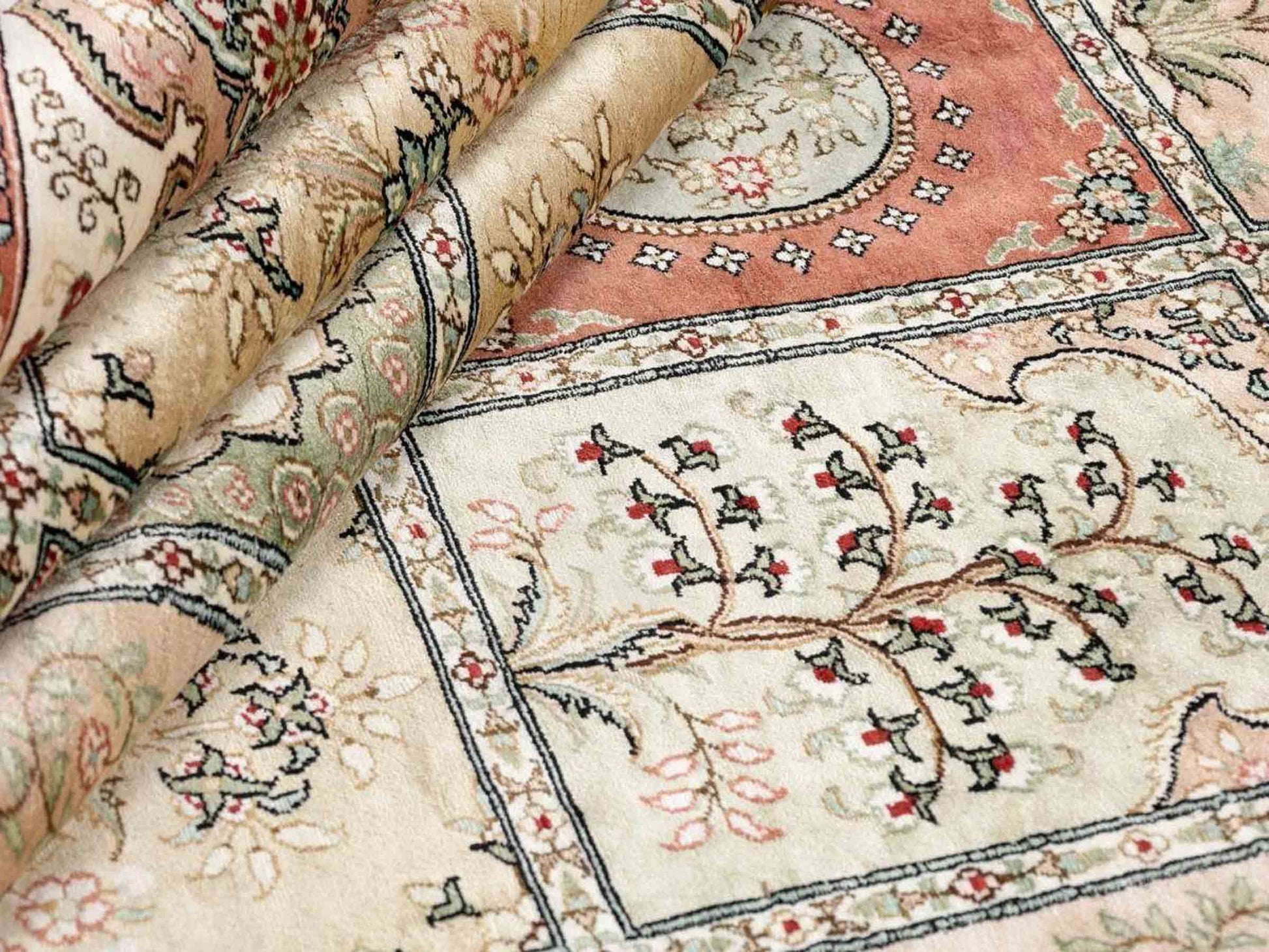 Sehr feiner, hangeknüpfter, chinesischer Orientteppich mit Hereke Design aus Viskose, weiß, creme. 423x305 cm. Verkauf durch Jupiter Intl.