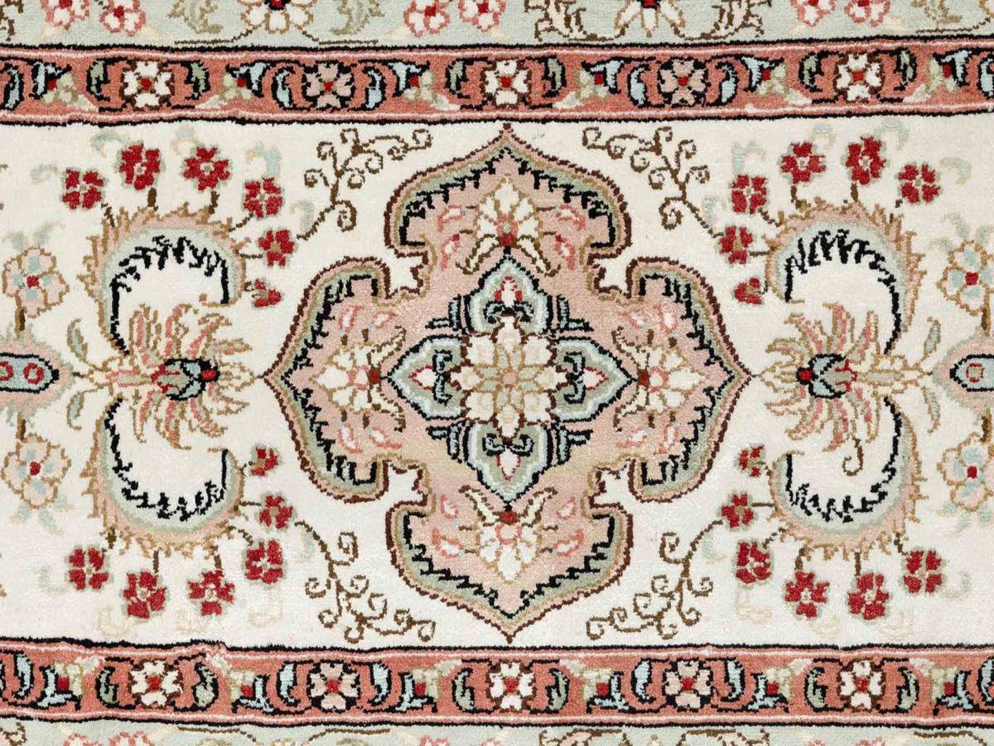 Sehr feiner, hangeknüpfter, chinesischer Orientteppich mit Hereke Design aus Viskose, weiß, creme. 423x305 cm. Verkauf durch Jupiter Intl.