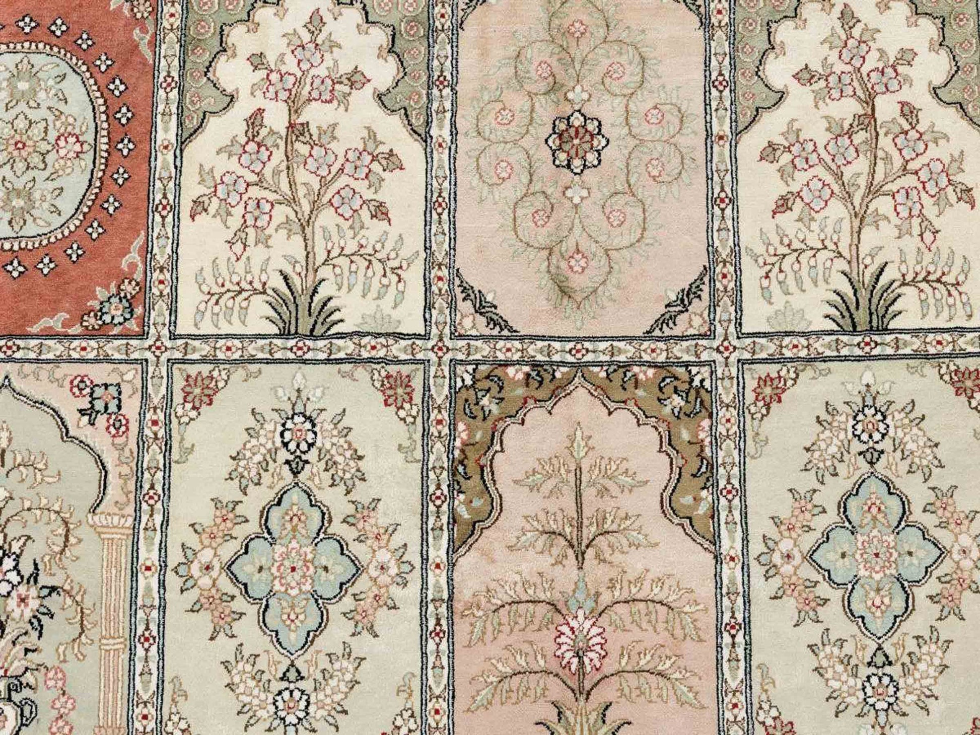 Sehr feiner, hangeknüpfter, chinesischer Orientteppich mit Hereke Design aus Viskose, weiß, creme. 423x305 cm. Verkauf durch Jupiter Intl.