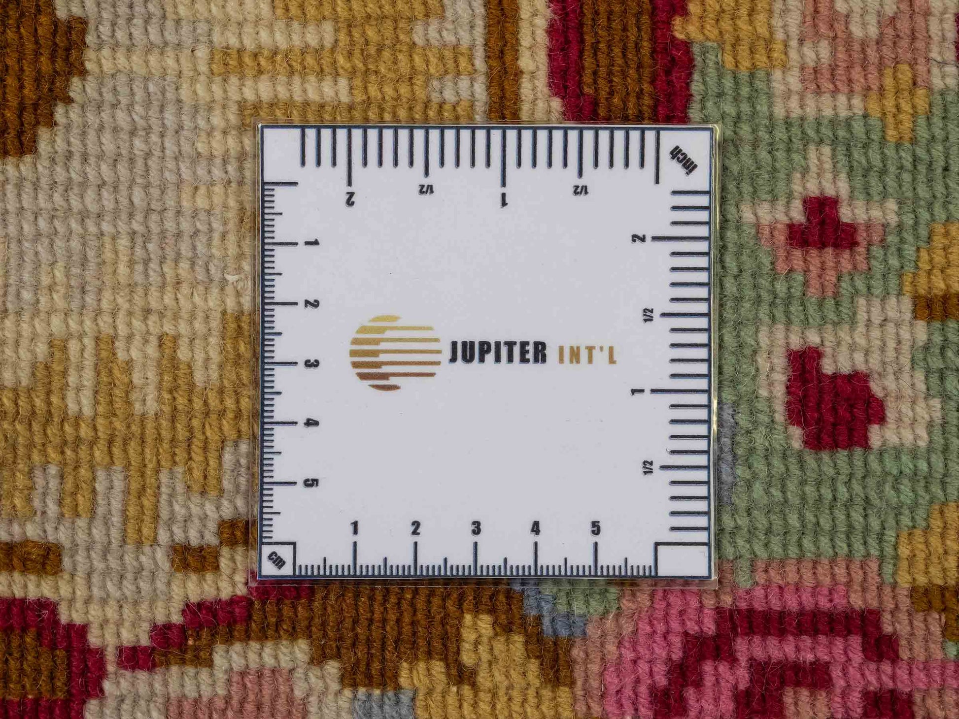 Feiner, handgeknüpfter Indo Aubusson Orientteppich aus Wolle von Khademi, creme, gold, schwarz, rot. 123x76 cm. Verkauf durch Jupiter Intl.