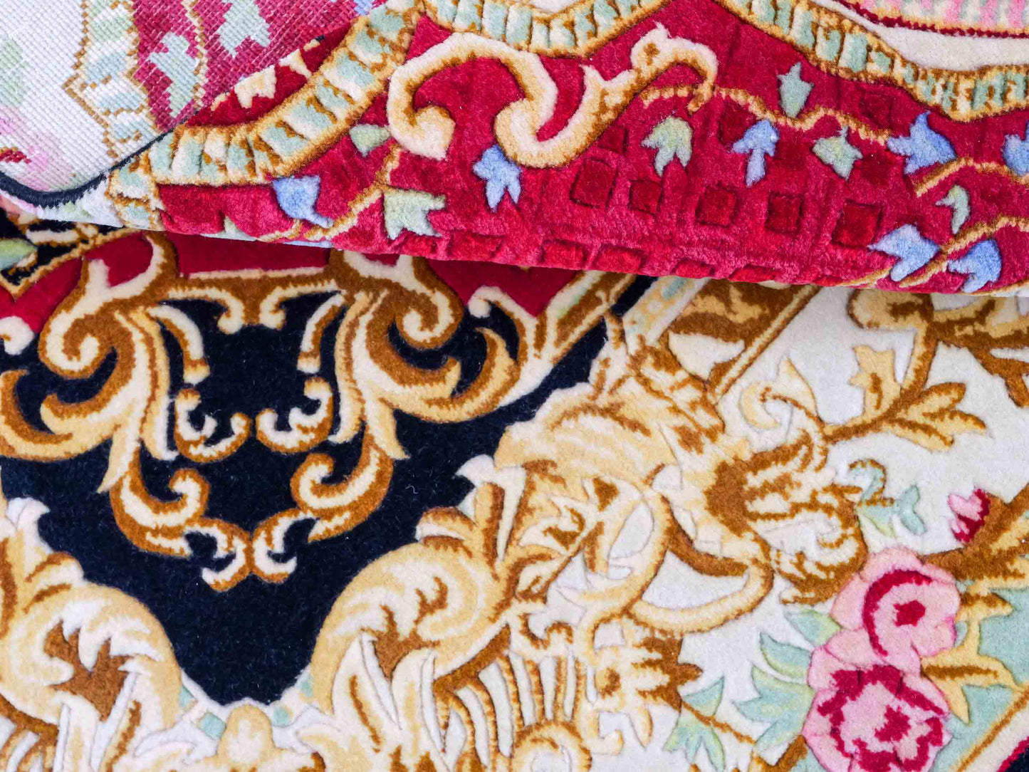 Feiner, handgeknüpfter Indo Aubusson Orientteppich aus Wolle von Khademi, creme, gold, beige, gold, schwarz, rot. 127x78 cm. Verkauf durch Jupiter Intl.