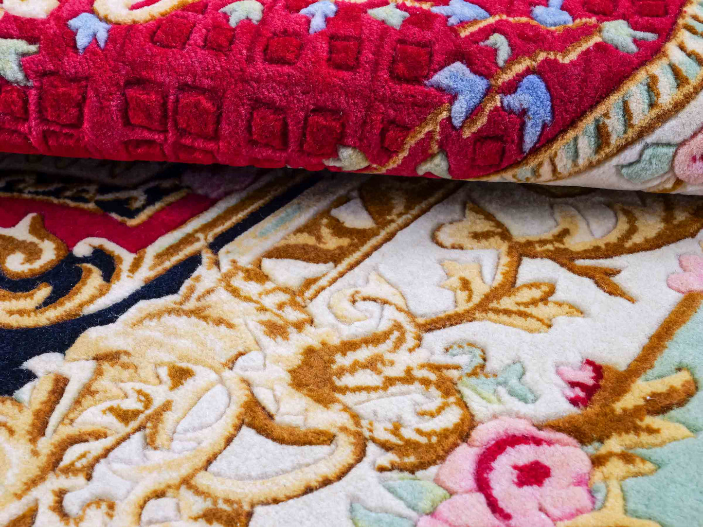 Feiner, handgeknüpfter Indo Aubusson Orientteppich aus Wolle von Khademi, creme, gold, beige, gold, schwarz, rot. 127x78 cm. Verkauf durch Jupiter Intl.