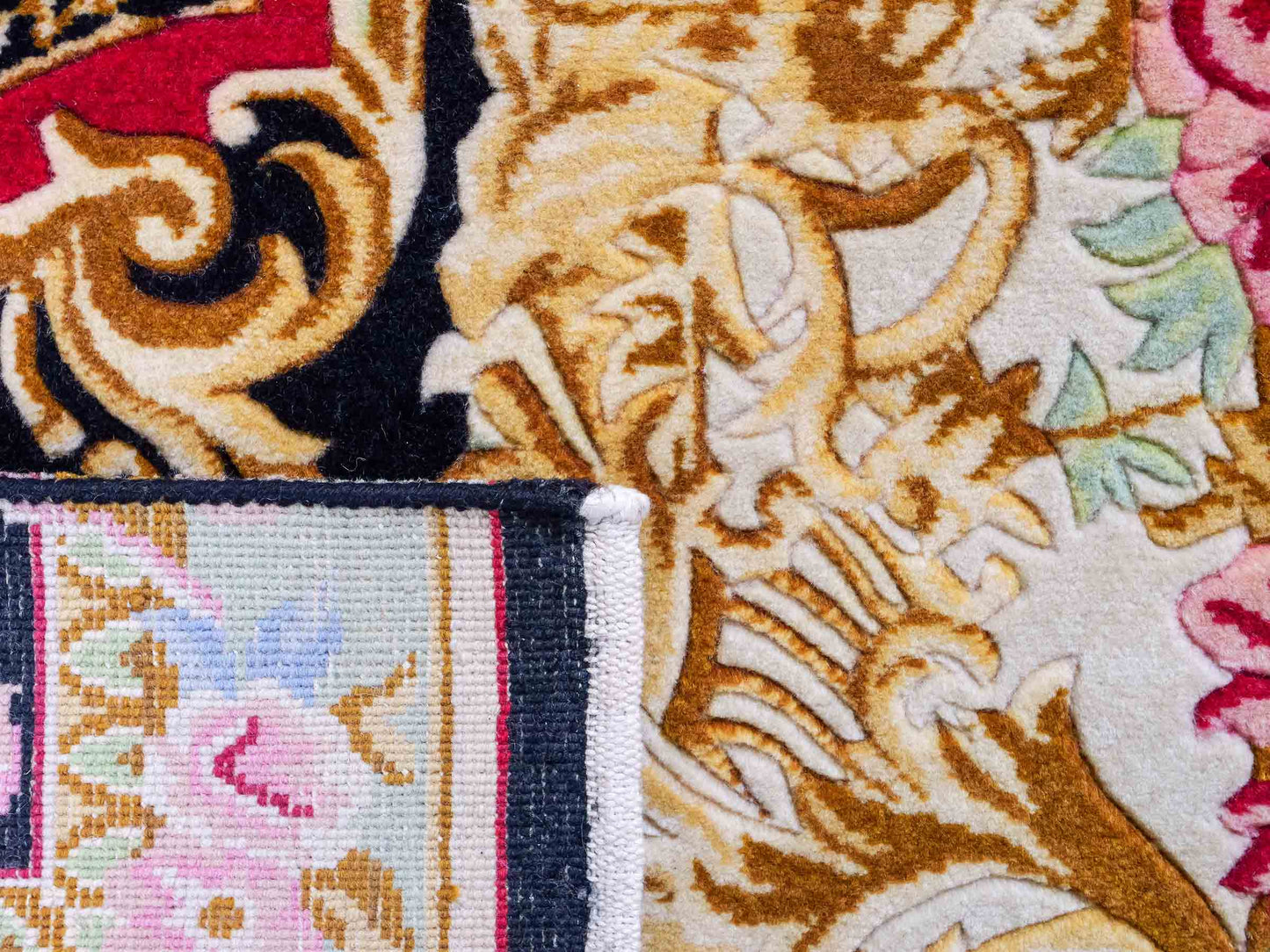 Feiner, handgeknüpfter Indo Aubusson Orientteppich aus Wolle von Khademi, creme, gold, beige, gold, schwarz, rot. 127x78 cm. Verkauf durch Jupiter Intl.
