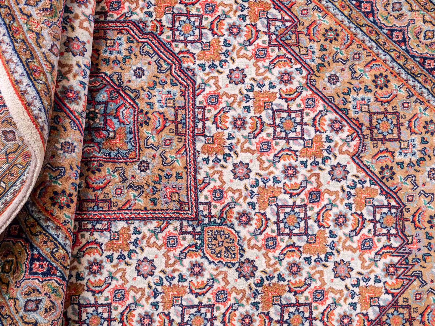 Feiner, handgeknüpfter Indo Bidjar Orientteppich aus Wolle von Khademi. Größe: 209 x 147 cm. Farbe: Creme, beige. Verkauf durch JUPITER Intl.