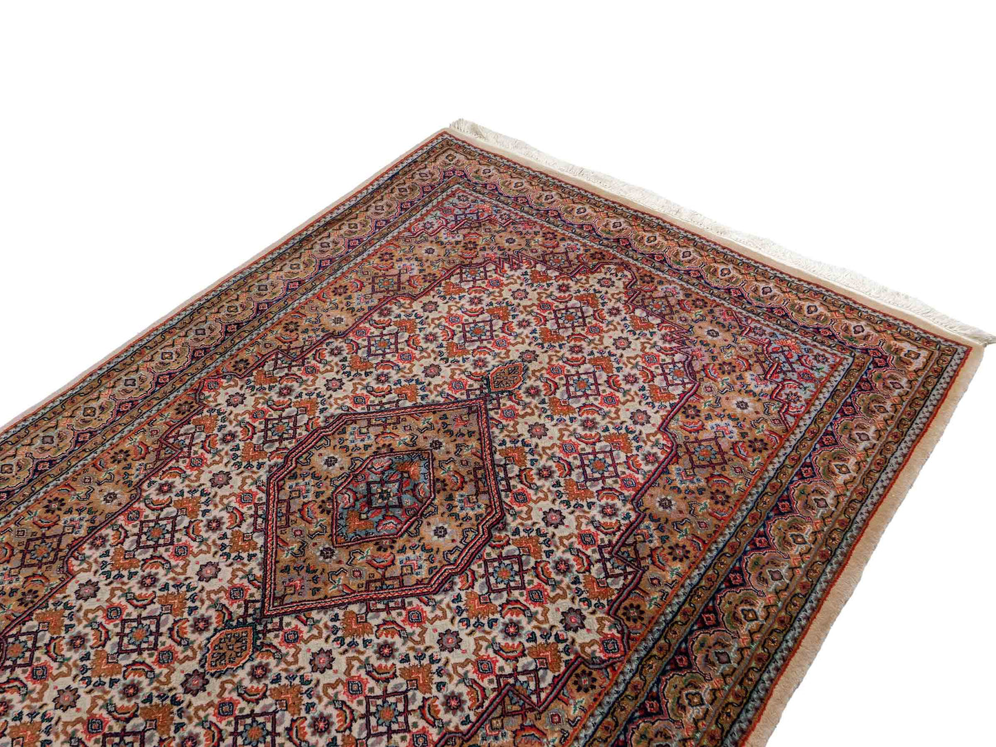 Feiner, handgeknüpfter Indo Bidjar Orientteppich aus Wolle von Khademi. Größe: 209 x 147 cm. Farbe: Creme, beige. Verkauf durch JUPITER Intl.