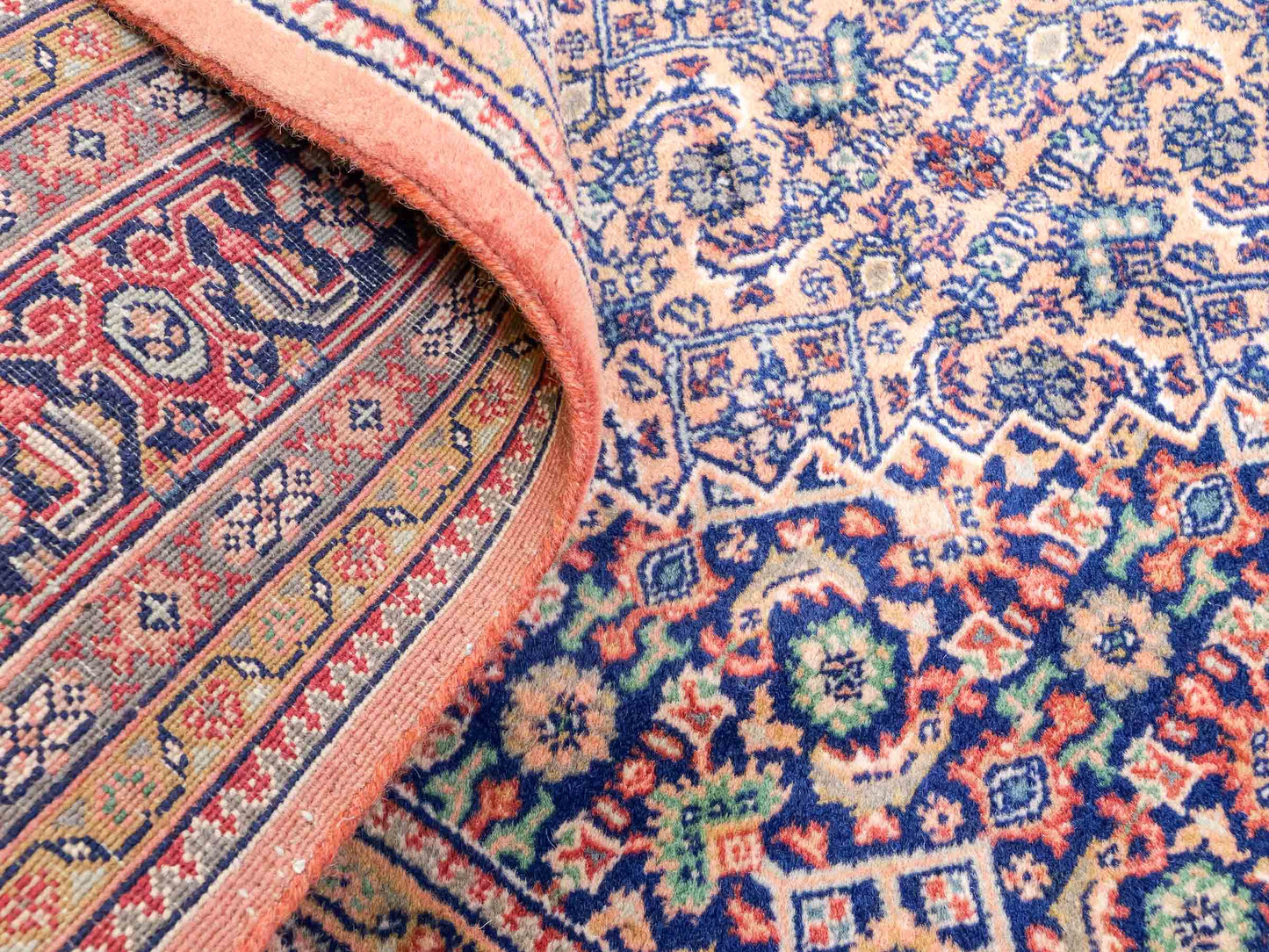 Feiner, handgeknüpfter Indo Bidjar Orientteppich aus reiner Wolle mit geometrischem Medaillon von Khademi. Größe: 234 x 174 cm. Farbe: Orange, braun. RB3-972. Ursprung: Indien. Verkauf durch JUPITER Intl.