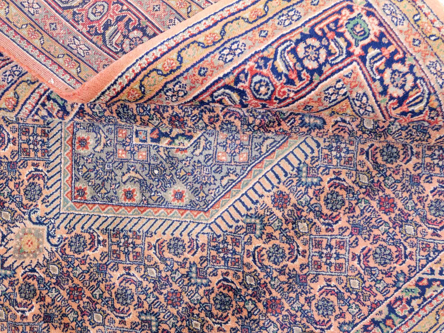 Feiner, handgeknüpfter Indo Bidjar Orientteppich aus reiner Wolle mit geometrischem Medaillon von Khademi. Größe: 234 x 174 cm. Farbe: Orange, braun. RB3-972. Ursprung: Indien. Verkauf durch JUPITER Intl.