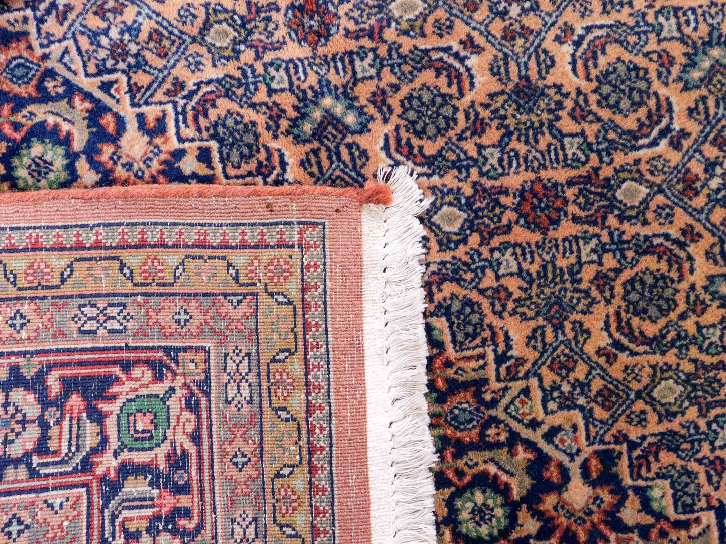 Feiner, handgeknüpfter Indo Bidjar Orientteppich aus reiner Wolle mit geometrischem Medaillon von Khademi. Größe: 234 x 174 cm. Farbe: Orange, braun. RB3-972. Ursprung: Indien. Verkauf durch JUPITER Intl.
