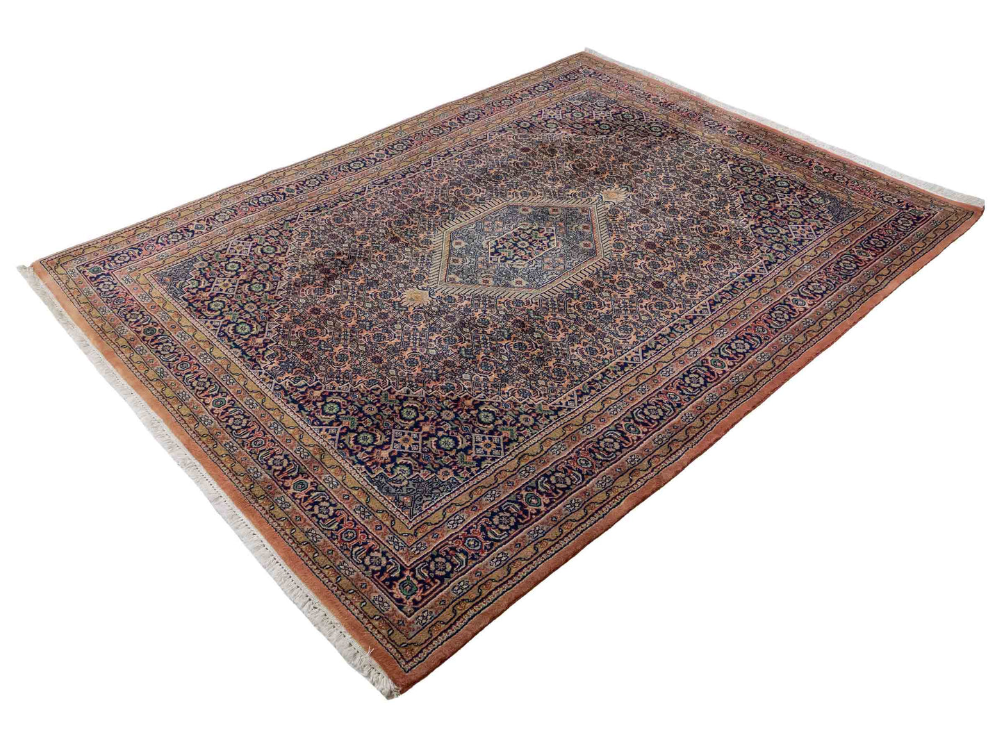 Feiner, handgeknüpfter Indo Bidjar Orientteppich aus reiner Wolle mit geometrischem Medaillon von Khademi. Größe: 234 x 174 cm. Farbe: Orange, braun. RB3-972. Ursprung: Indien. Verkauf durch JUPITER Intl.