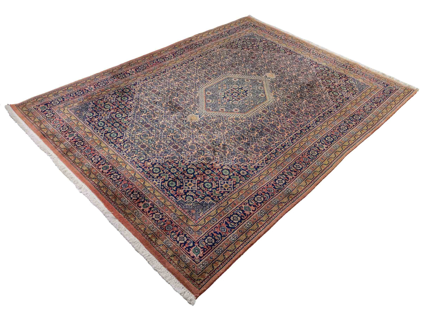 Feiner, handgeknüpfter Indo Bidjar Orientteppich aus reiner Wolle mit geometrischem Medaillon von Khademi. Größe: 234 x 174 cm. Farbe: Orange, braun. RB3-972. Ursprung: Indien. Verkauf durch JUPITER Intl.