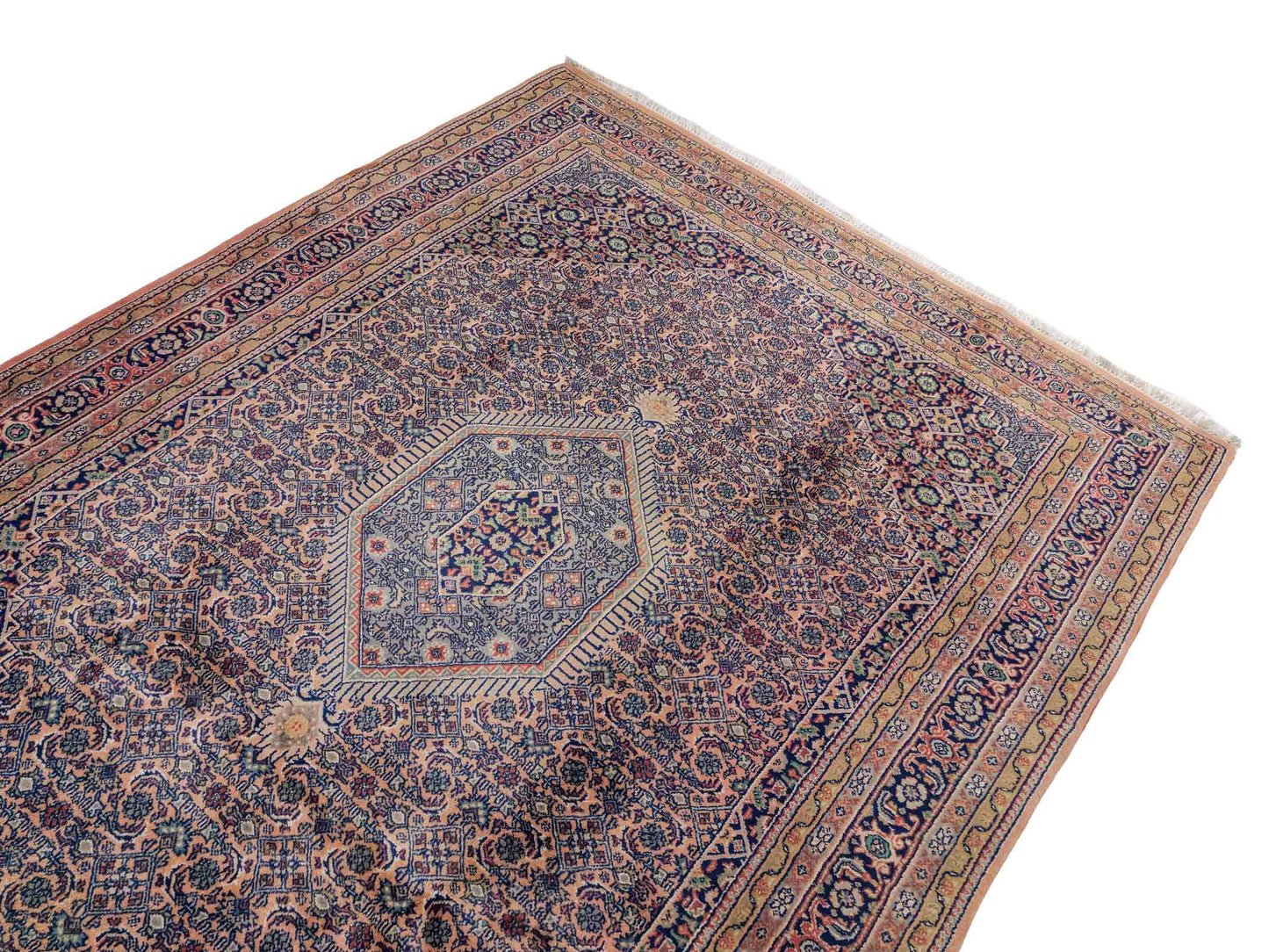 Feiner, handgeknüpfter Indo Bidjar Orientteppich aus reiner Wolle mit geometrischem Medaillon von Khademi. Größe: 234 x 174 cm. Farbe: Orange, braun. RB3-972. Ursprung: Indien. Verkauf durch JUPITER Intl.