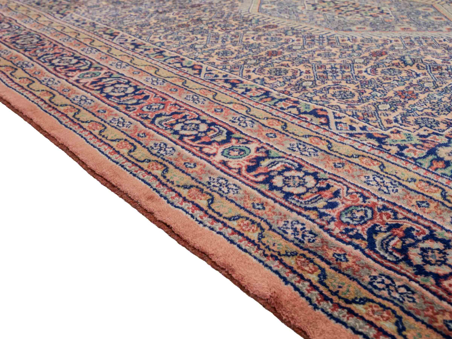 Feiner, handgeknüpfter Indo Bidjar Orientteppich aus reiner Wolle mit geometrischem Medaillon von Khademi. Größe: 234 x 174 cm. Farbe: Orange, braun. RB3-972. Ursprung: Indien. Verkauf durch JUPITER Intl.