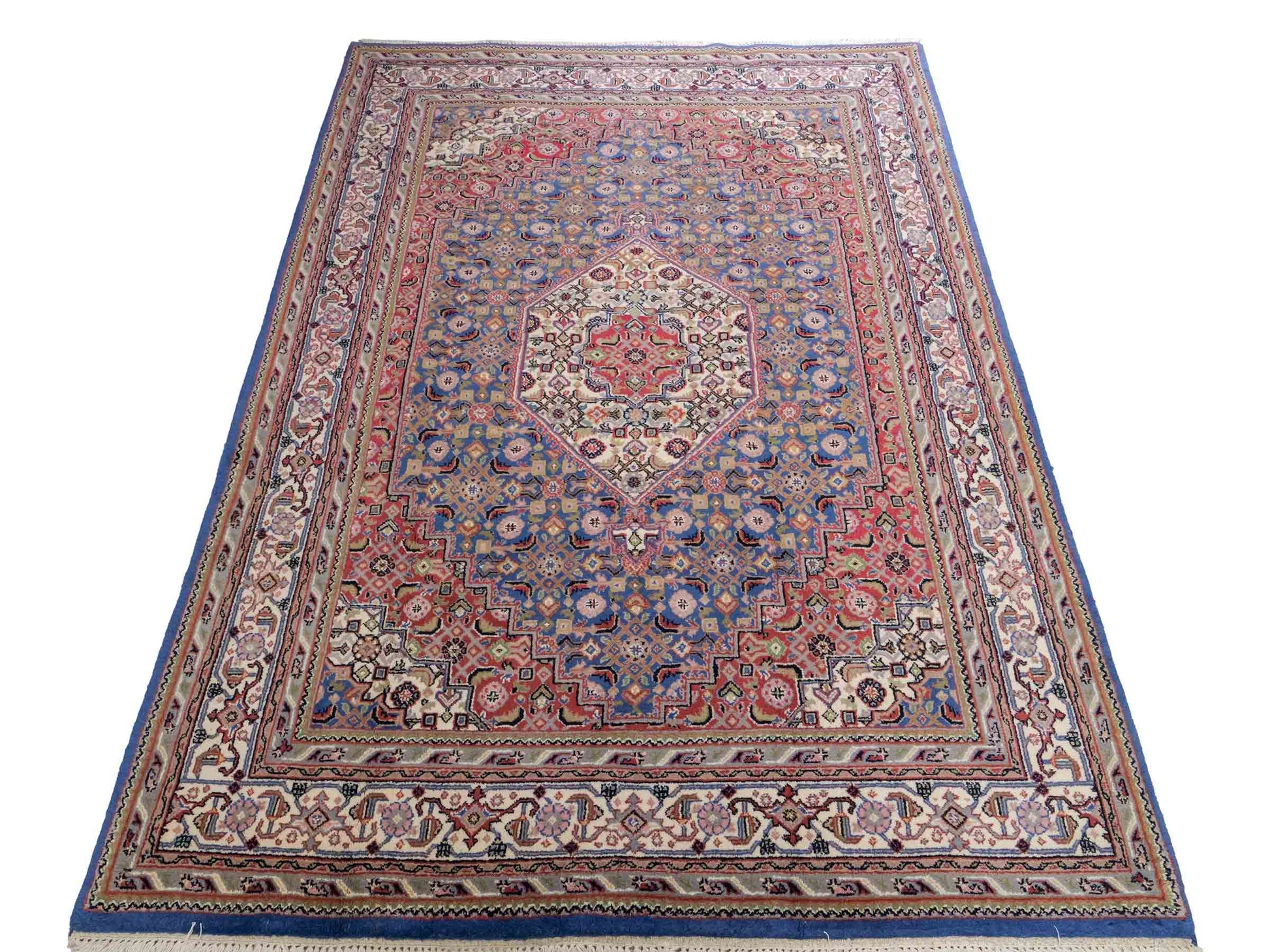 Feiner, handgeknüpfter Indo Bidjar Orientteppich aus Wolle von Khademi. Größe 236 x 162 cm. Farbe: Blau, cremeweiß, rot. Verkauf durch JUPITER Intl.
