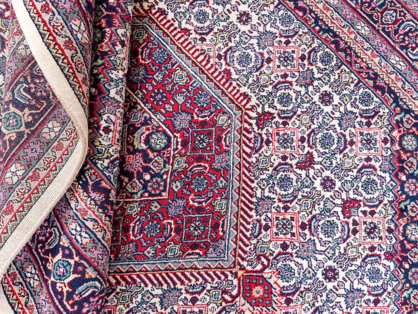 Feiner, handgeknüpfter Indo Bidjar Orientteppich aus reiner Wolle mit geometrischem Medaillon von Khademi. Größe: 174 x 190 cm. Farbe: Weiß, blau, rot. RB3-1618. Ursprung: Indien. Verkauf durch JUPITER Intl.