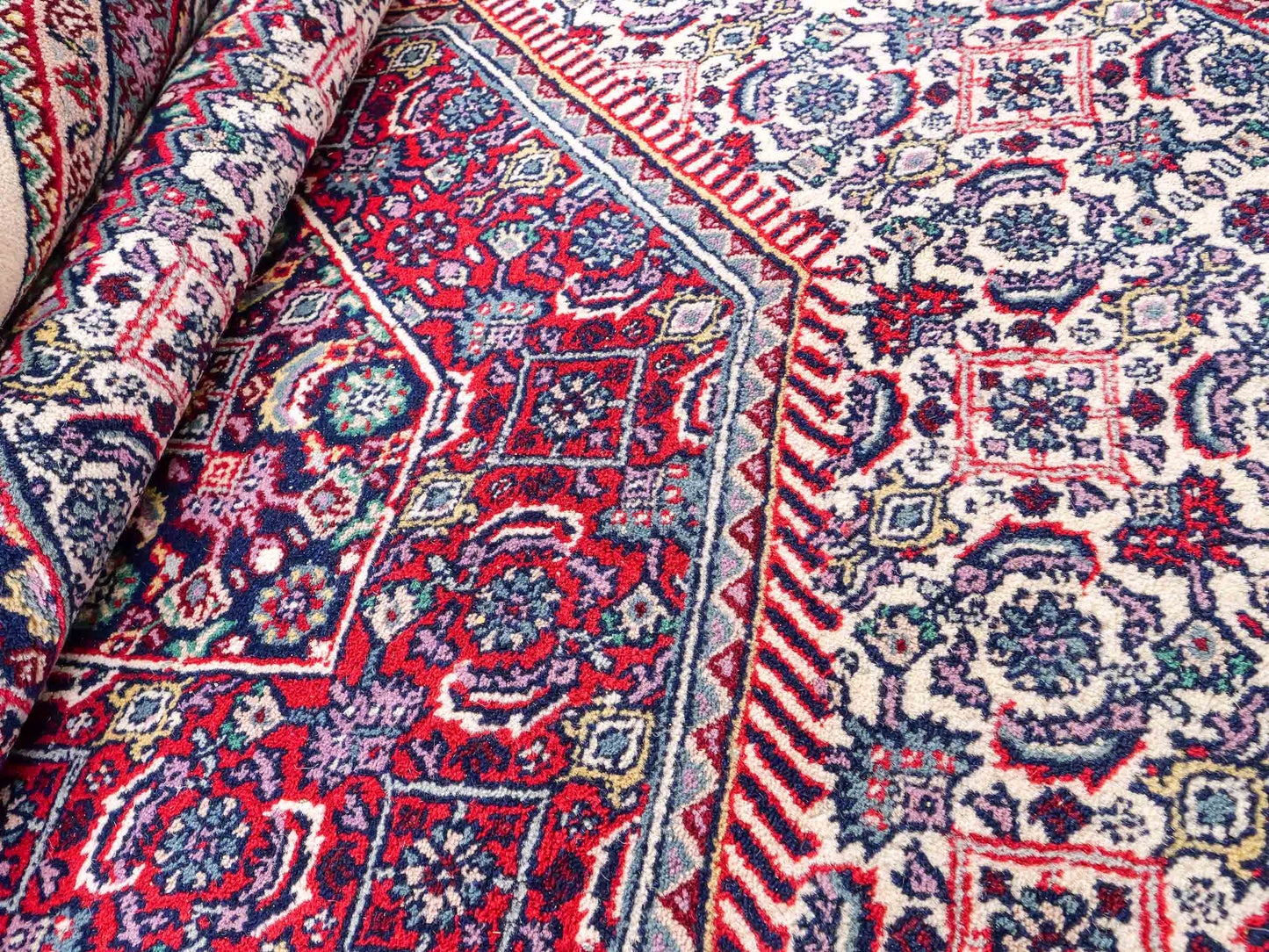 Feiner, handgeknüpfter Indo Bidjar Orientteppich aus reiner Wolle mit geometrischem Medaillon von Khademi. Größe: 174 x 190 cm. Farbe: Weiß, blau, rot. RB3-1618. Ursprung: Indien. Verkauf durch JUPITER Intl.