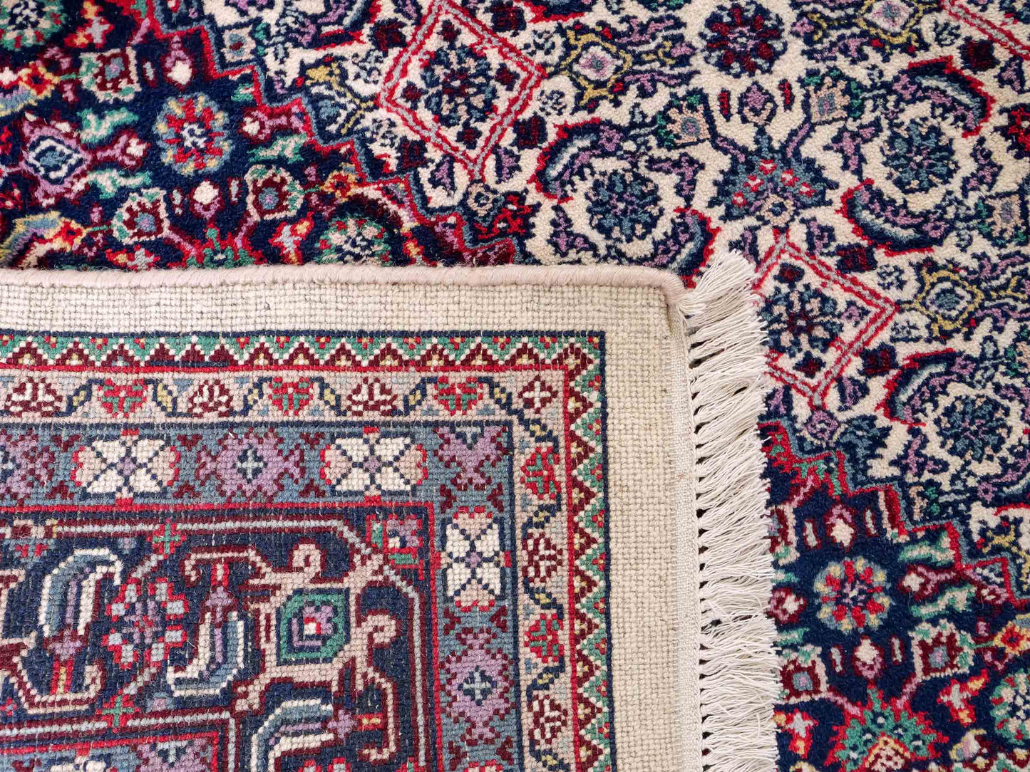 Feiner, handgeknüpfter Indo Bidjar Orientteppich aus reiner Wolle mit geometrischem Medaillon von Khademi. Größe: 174 x 190 cm. Farbe: Weiß, blau, rot. RB3-1618. Ursprung: Indien. Verkauf durch JUPITER Intl.