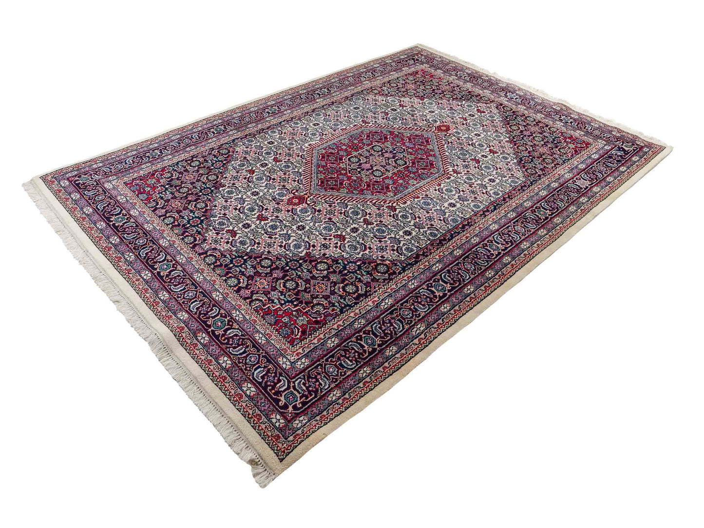 Feiner, handgeknüpfter Indo Bidjar Orientteppich aus reiner Wolle mit geometrischem Medaillon von Khademi. Größe: 174 x 190 cm. Farbe: Weiß, blau, rot. RB3-1618. Ursprung: Indien. Verkauf durch JUPITER Intl.