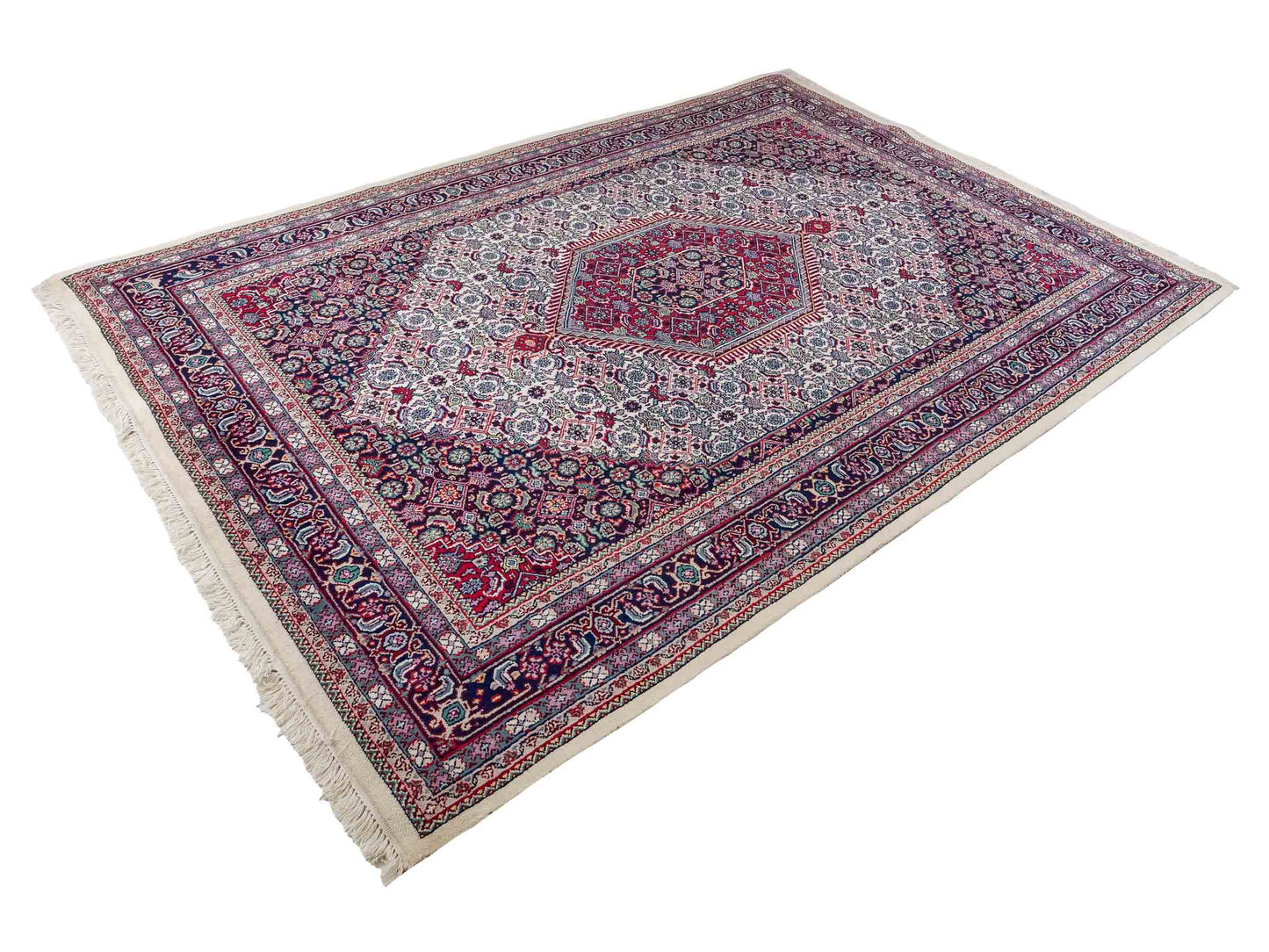 Feiner, handgeknüpfter Indo Bidjar Orientteppich aus reiner Wolle mit geometrischem Medaillon von Khademi. Größe: 174 x 190 cm. Farbe: Weiß, blau, rot. RB3-1618. Ursprung: Indien. Verkauf durch JUPITER Intl.