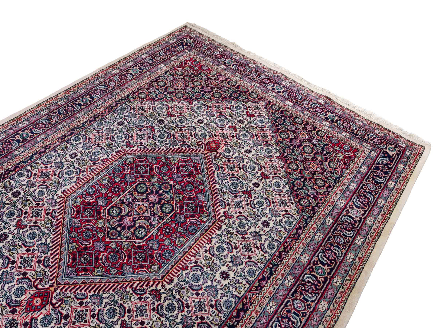 Feiner, handgeknüpfter Indo Bidjar Orientteppich aus reiner Wolle mit geometrischem Medaillon von Khademi. Größe: 174 x 190 cm. Farbe: Weiß, blau, rot. RB3-1618. Ursprung: Indien. Verkauf durch JUPITER Intl.