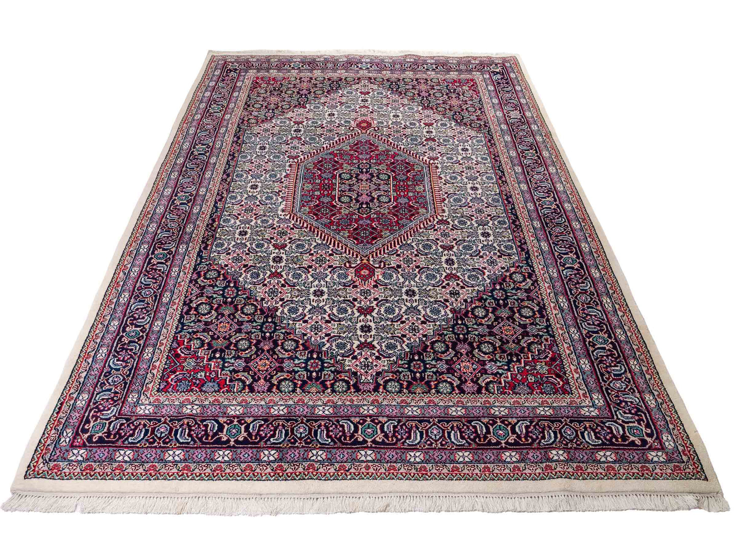 Feiner, handgeknüpfter Indo Bidjar Orientteppich aus reiner Wolle mit geometrischem Medaillon von Khademi. Größe: 174 x 190 cm. Farbe: Weiß, blau, rot. RB3-1618. Ursprung: Indien. Verkauf durch JUPITER Intl.