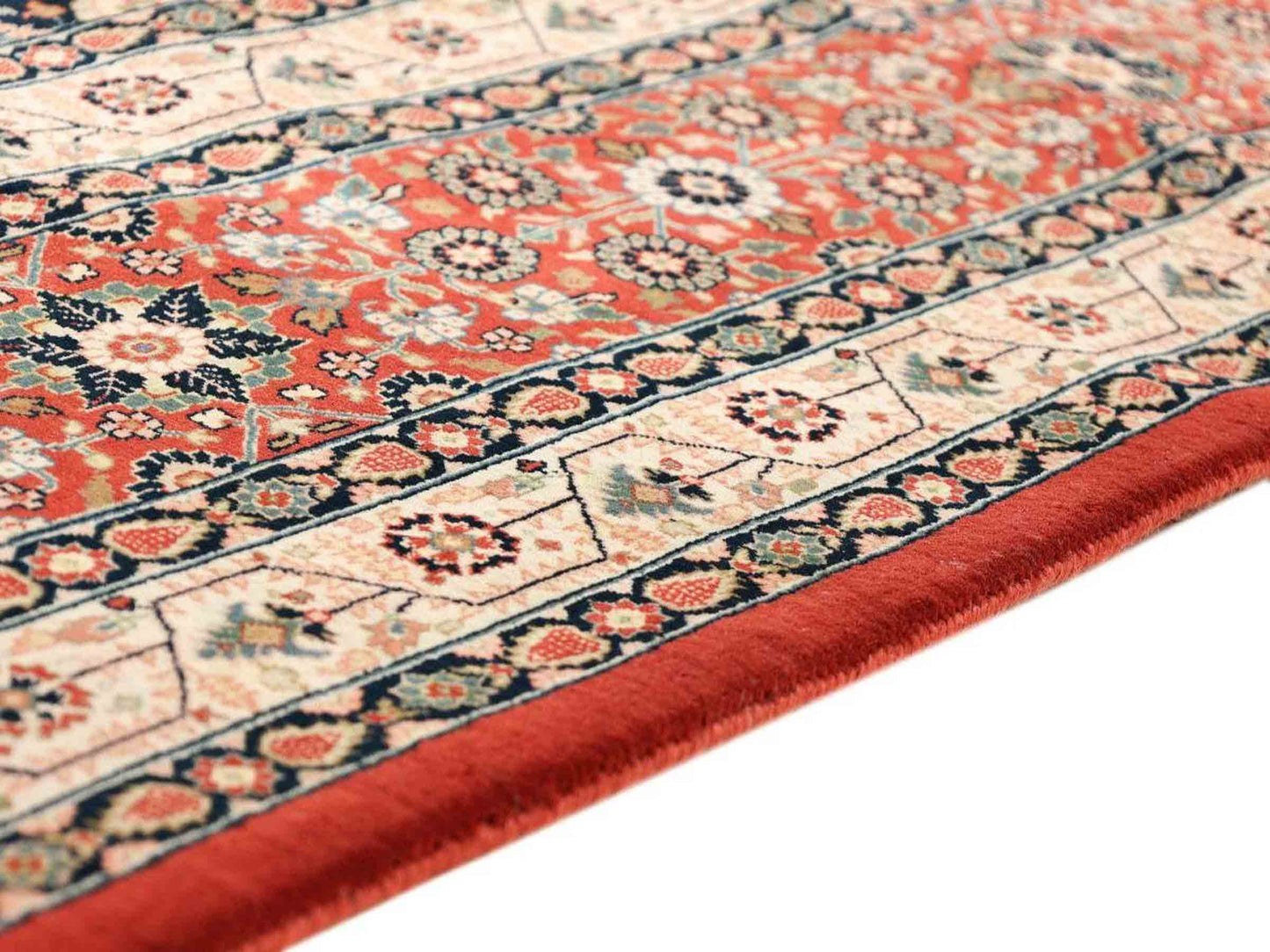Sehr feiner, handgeknüpfter, indischer Khademi Orientteppich mit Ghom Design aus Wolle, rot, blau, creme. 422x304 cm. Vertrieb durch Jupiter Intl.