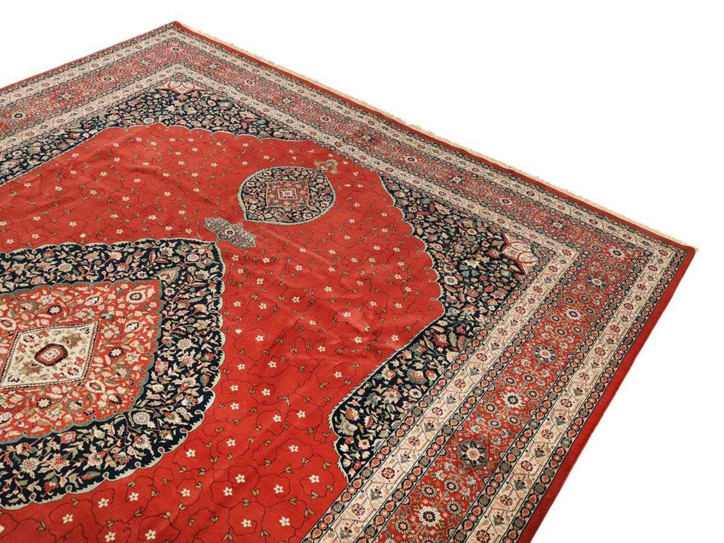 Sehr feiner, handgeknüpfter, indischer Khademi Orientteppich mit Ghom Design aus Wolle, rot, blau, creme. 422x304 cm. Vertrieb durch Jupiter Intl.