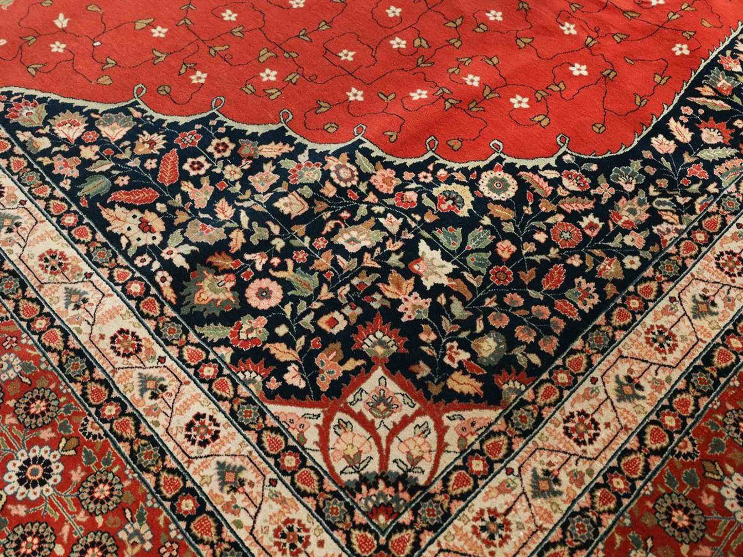 Sehr feiner, handgeknüpfter, indischer Khademi Orientteppich mit Ghom Design aus Wolle, rot, blau, creme. 422x304 cm. Vertrieb durch Jupiter Intl.