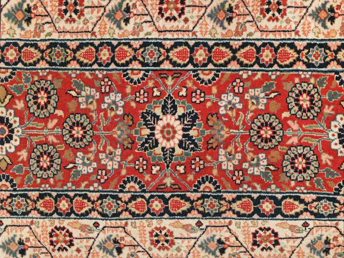 Sehr feiner, handgeknüpfter, indischer Khademi Orientteppich mit Ghom Design aus Wolle, rot, blau, creme. 422x304 cm. Vertrieb durch Jupiter Intl.
