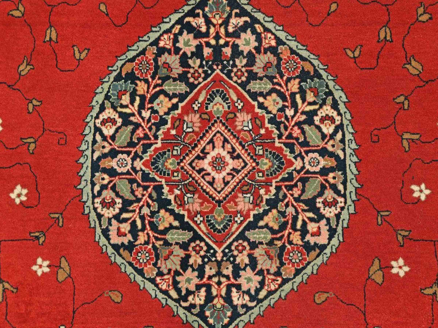 Sehr feiner, handgeknüpfter, indischer Khademi Orientteppich mit Ghom Design aus Wolle, rot, blau, creme. 422x304 cm. Vertrieb durch Jupiter Intl.