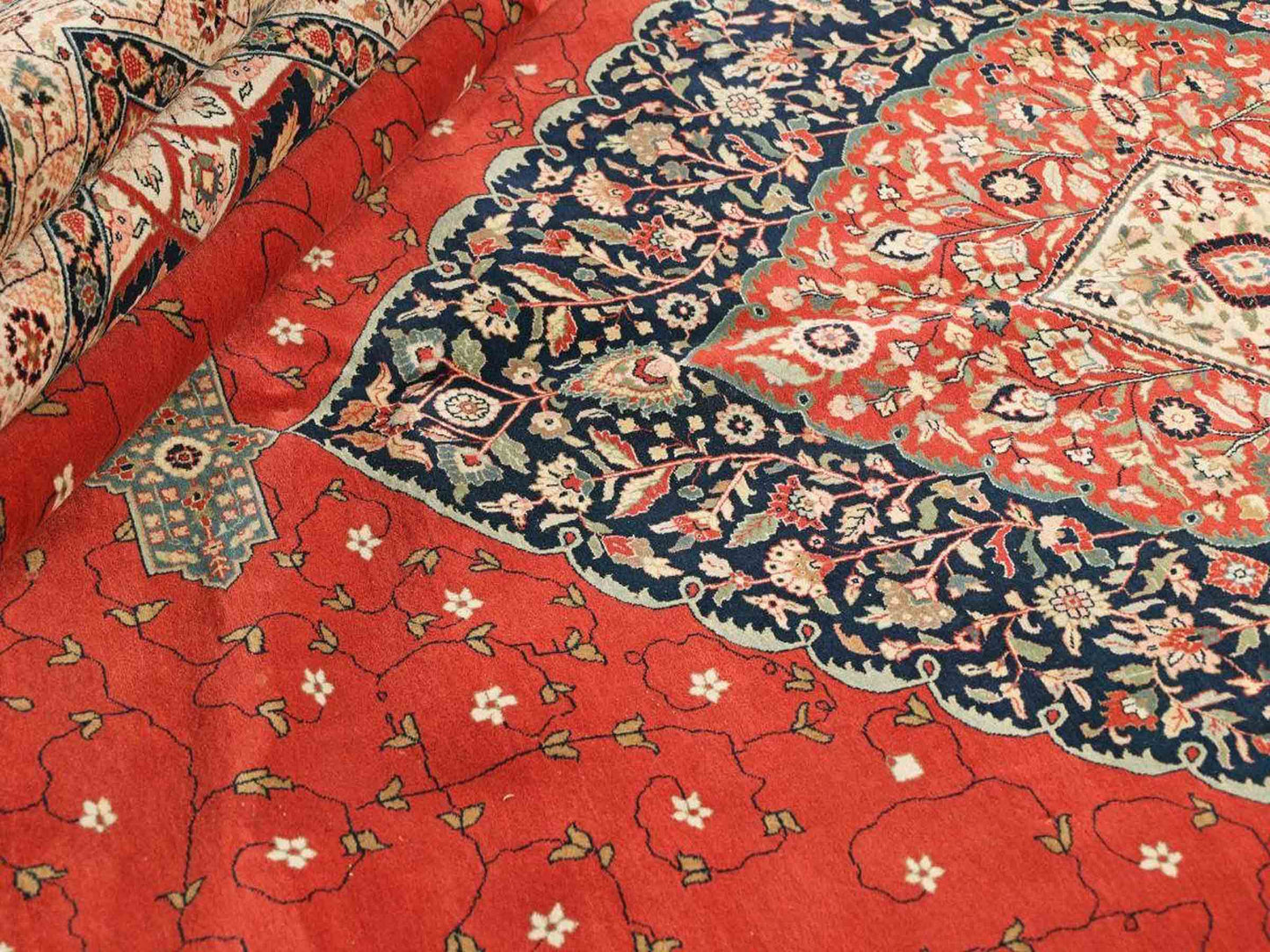 Sehr feiner, handgeknüpfter, indischer Khademi Orientteppich mit Ghom Design aus Wolle, rot, blau, creme. 422x304 cm. Vertrieb durch Jupiter Intl.