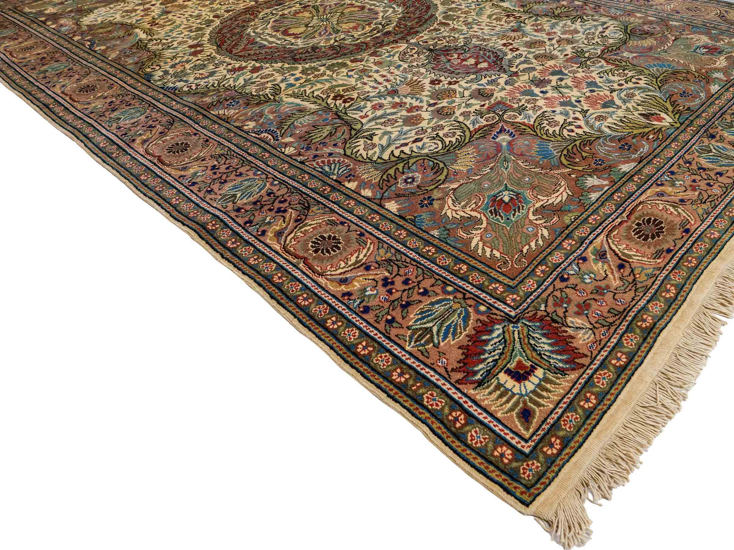 Feiner, handgeknüpfter Indo Ghom Orientteppich von Khademi aus Wolle. Größe: 290 x 190 cm. Farbe: Creme, beige, braun. Verkauf durch JUPITER Intl.