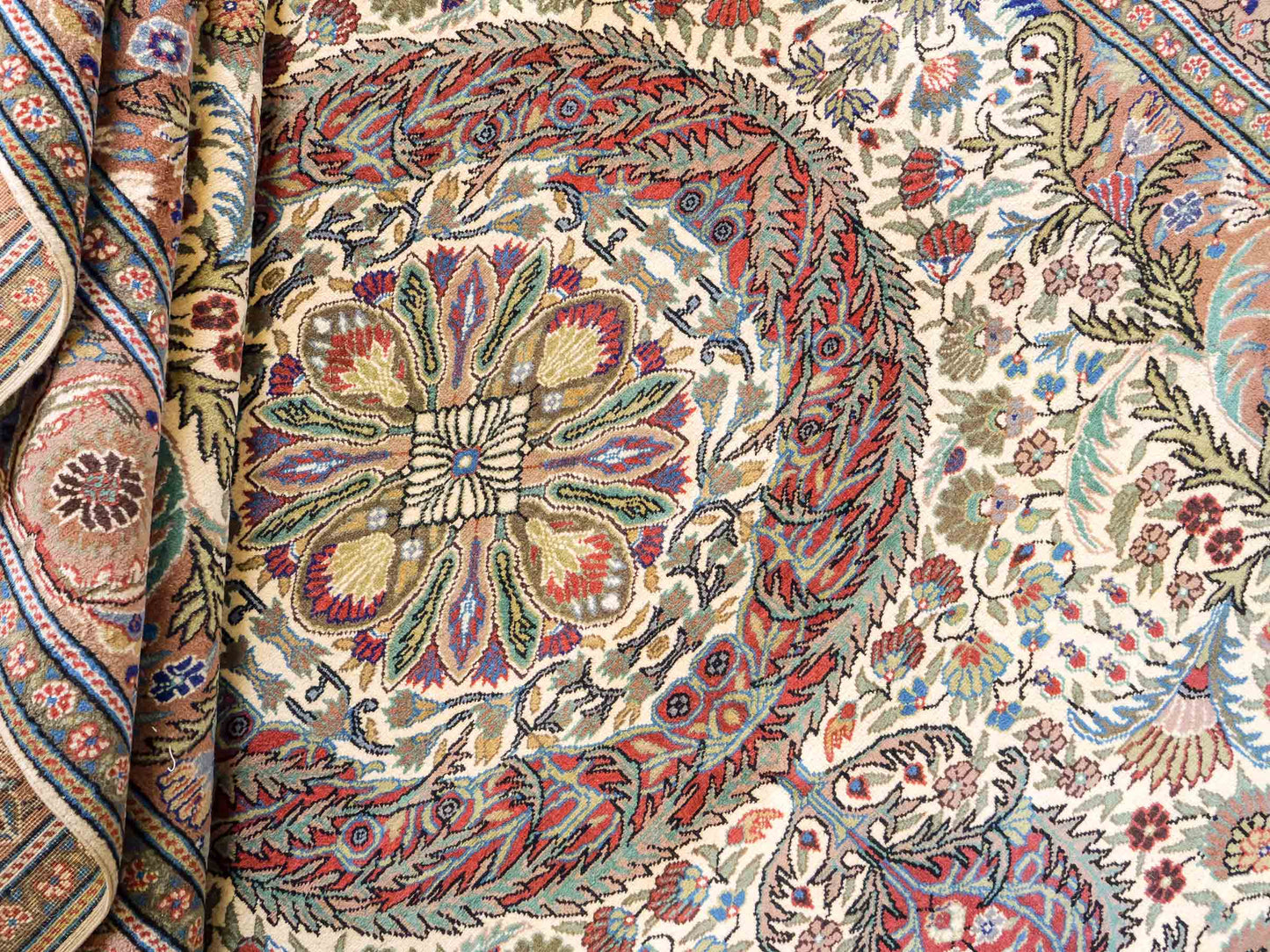 Feiner, handgeknüpfter Indo Ghom Orientteppich von Khademi aus Wolle. Größe: 290 x 190 cm. Farbe: Creme, beige, braun. Verkauf durch JUPITER Intl.