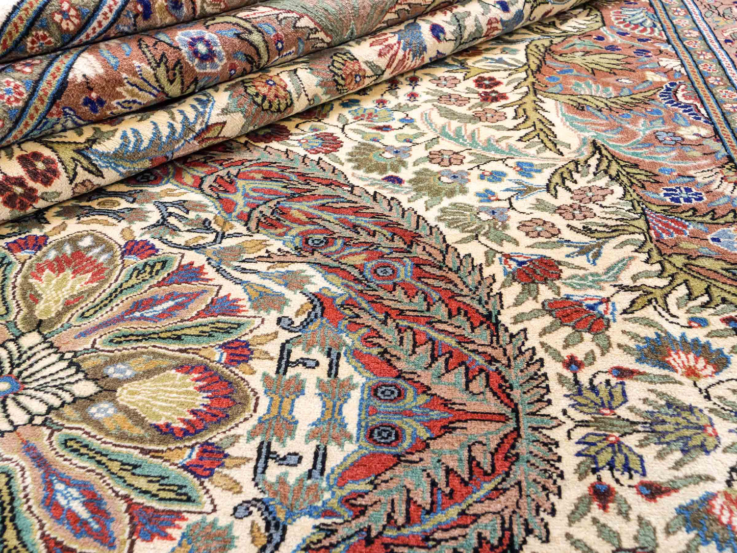 Feiner, handgeknüpfter Indo Ghom Orientteppich von Khademi aus Wolle. Größe: 290 x 190 cm. Farbe: Creme, beige, braun. Verkauf durch JUPITER Intl.