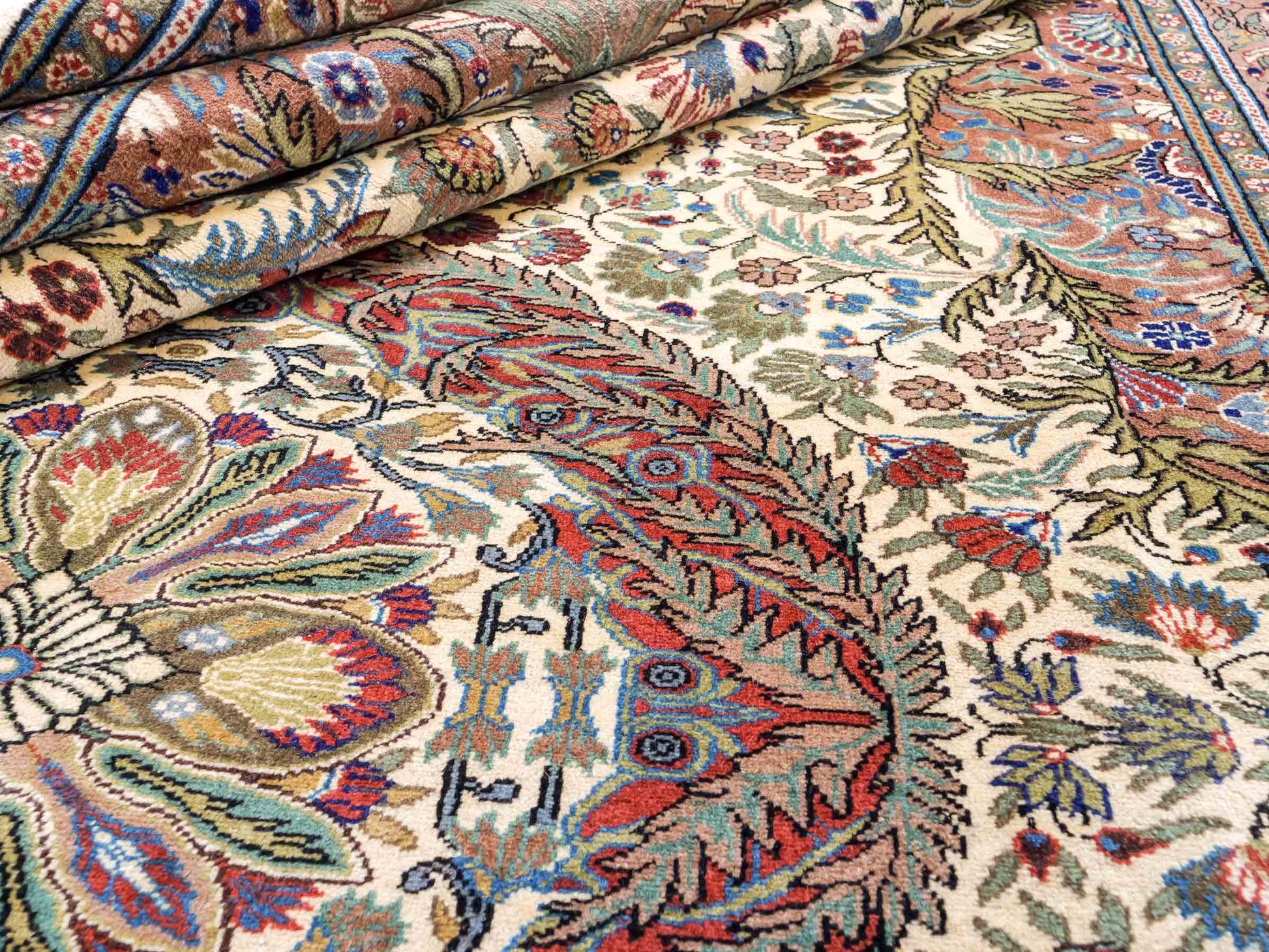 Feiner, handgeknüpfter Indo Ghom Orientteppich von Khademi aus Wolle. Größe: 290 x 190 cm. Farbe: Creme, beige, braun. Verkauf durch JUPITER Intl.