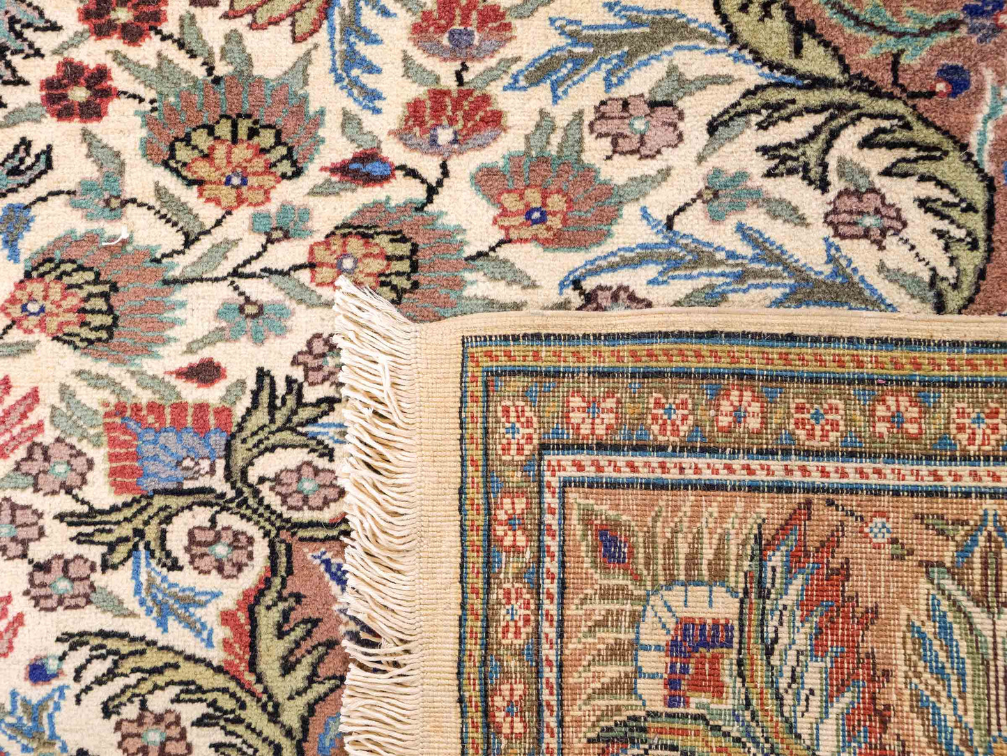 Feiner, handgeknüpfter Indo Ghom Orientteppich von Khademi aus Wolle. Größe: 290 x 190 cm. Farbe: Creme, beige, braun. Verkauf durch JUPITER Intl.