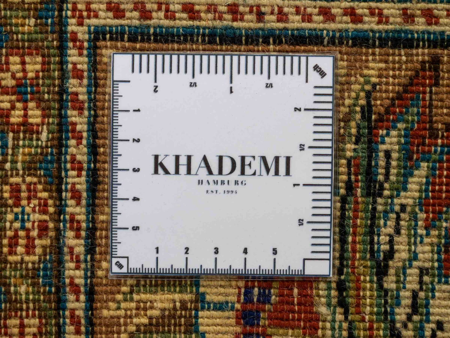 Feiner, handgeknüpfter Indo Ghom Orientteppich von Khademi aus Wolle. Größe: 290 x 190 cm. Farbe: Creme, beige, braun. Verkauf durch JUPITER Intl.