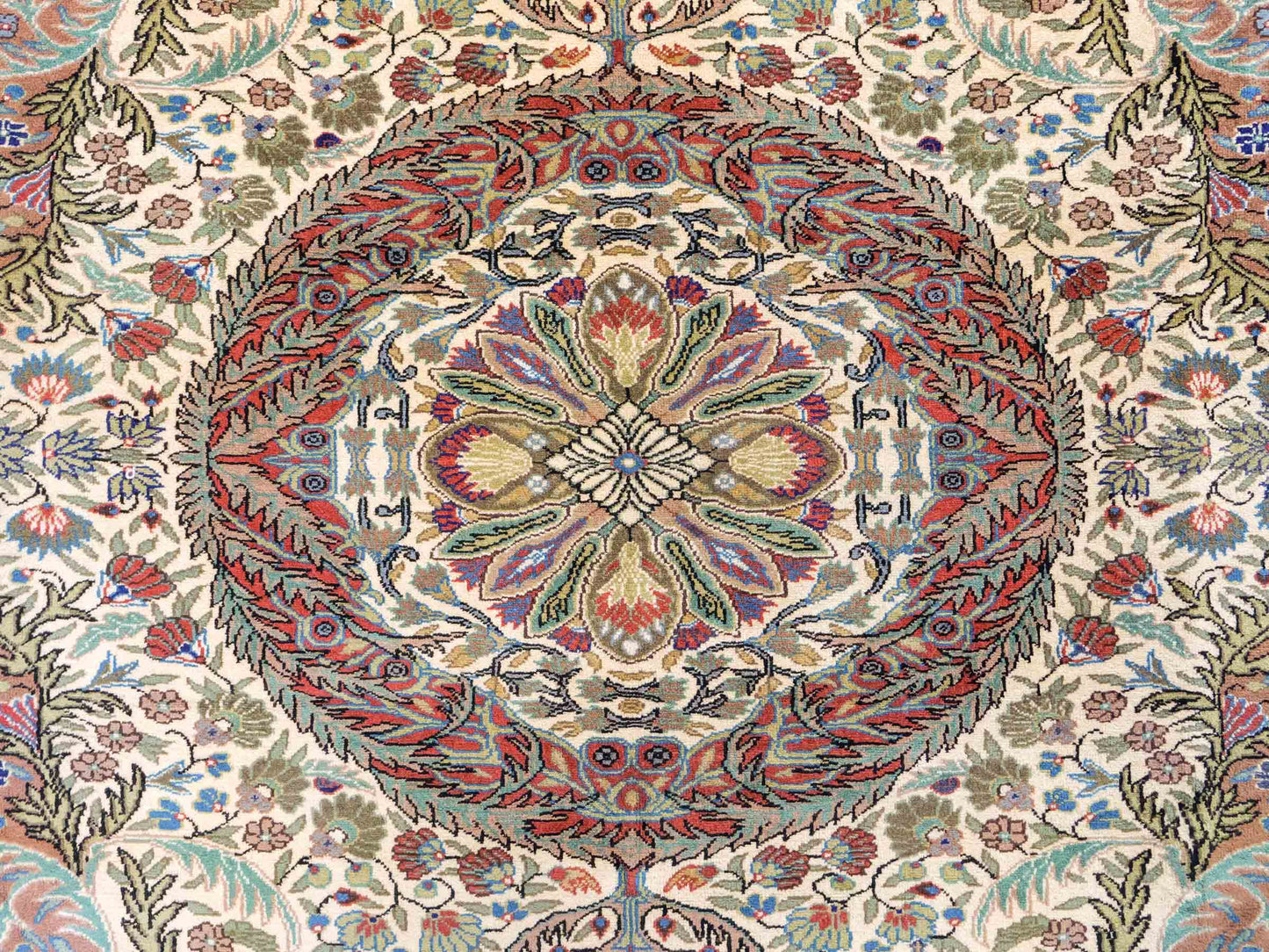 Feiner, handgeknüpfter Indo Ghom Orientteppich von Khademi aus Wolle. Größe: 290 x 190 cm. Farbe: Creme, beige, braun. Verkauf durch JUPITER Intl.