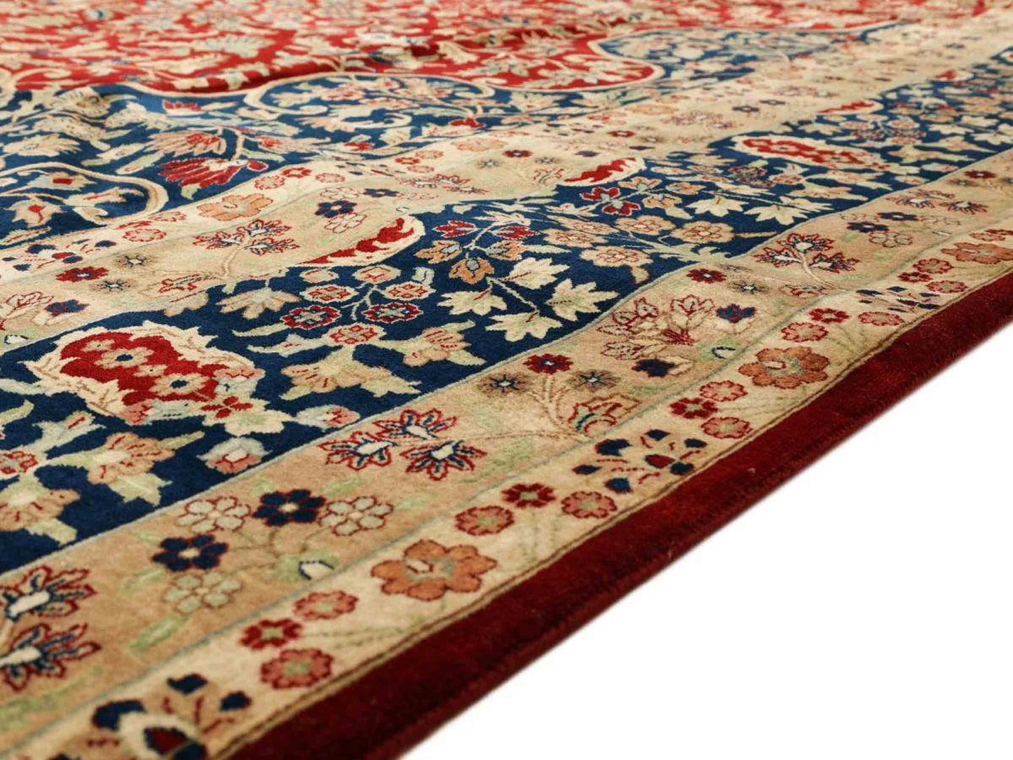 Sehr feiner, handgeknüpfter, indischer Orientteppich mit Ghom Design aus Wolle, rot, beige, blau. 536x366 cm. Vertrieb durch Jupiter Intl.